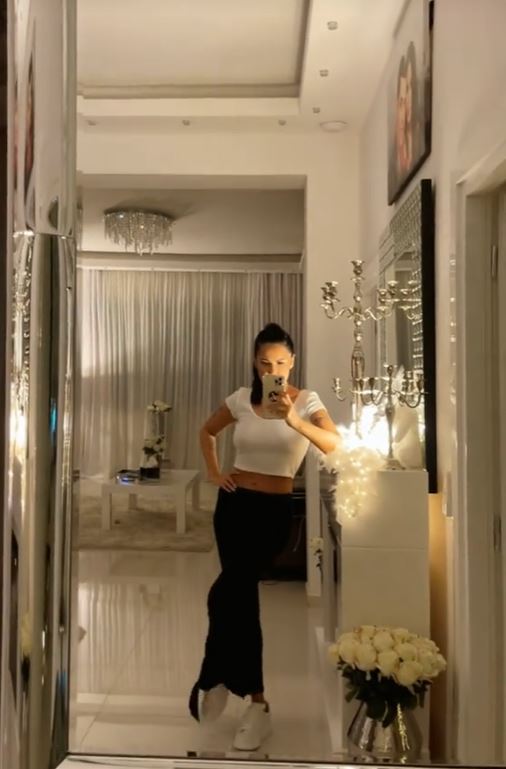 Cum și-a decorat Oana Zăvoranu casa de Crăciun. Imagini cu bradul spectaculos al actriței