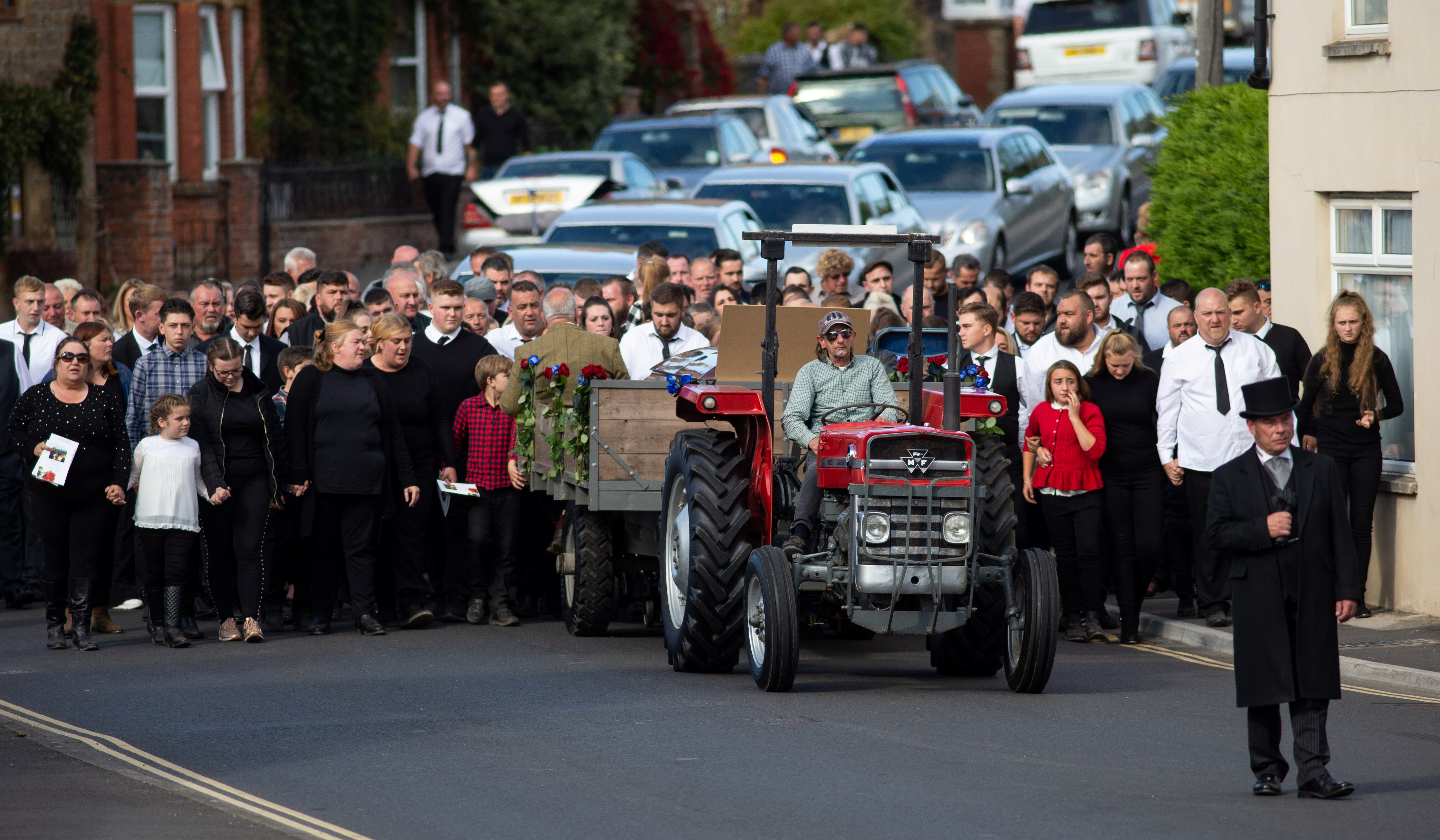 FOTO | "Regele Țiganilor" din Marea Britanie a fost condus pe ultimul drum de un tractor. Sute de oameni au asistat la funeralii