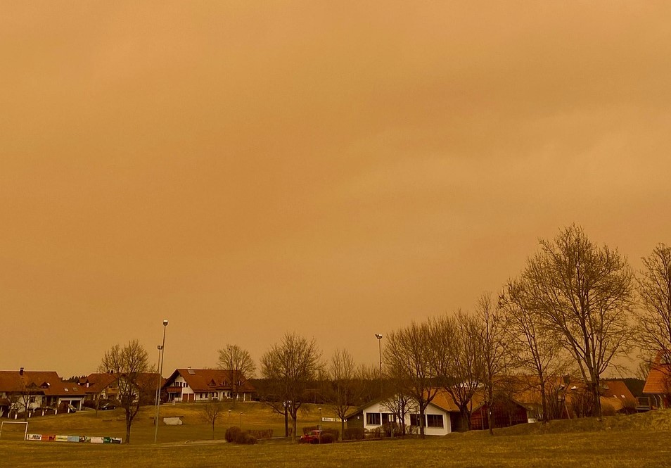 Szaharai por árasztja el az országot - közben 19 fok lesz