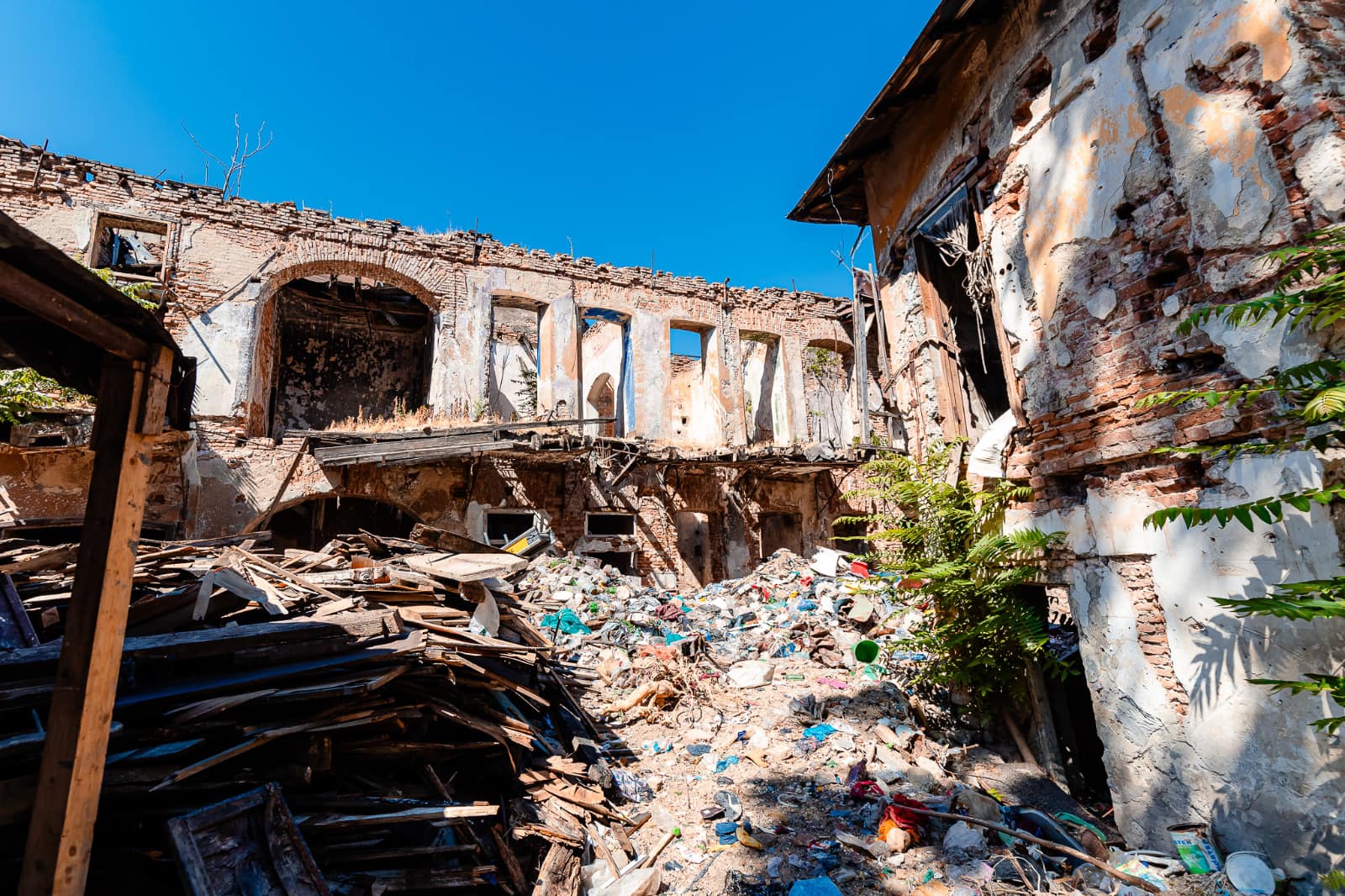 Primăria Capitalei continuă lucrările la Hanul Solacolu. 700 de tone de deșeuri au fost scoase din subsolul corpului principal de clădire