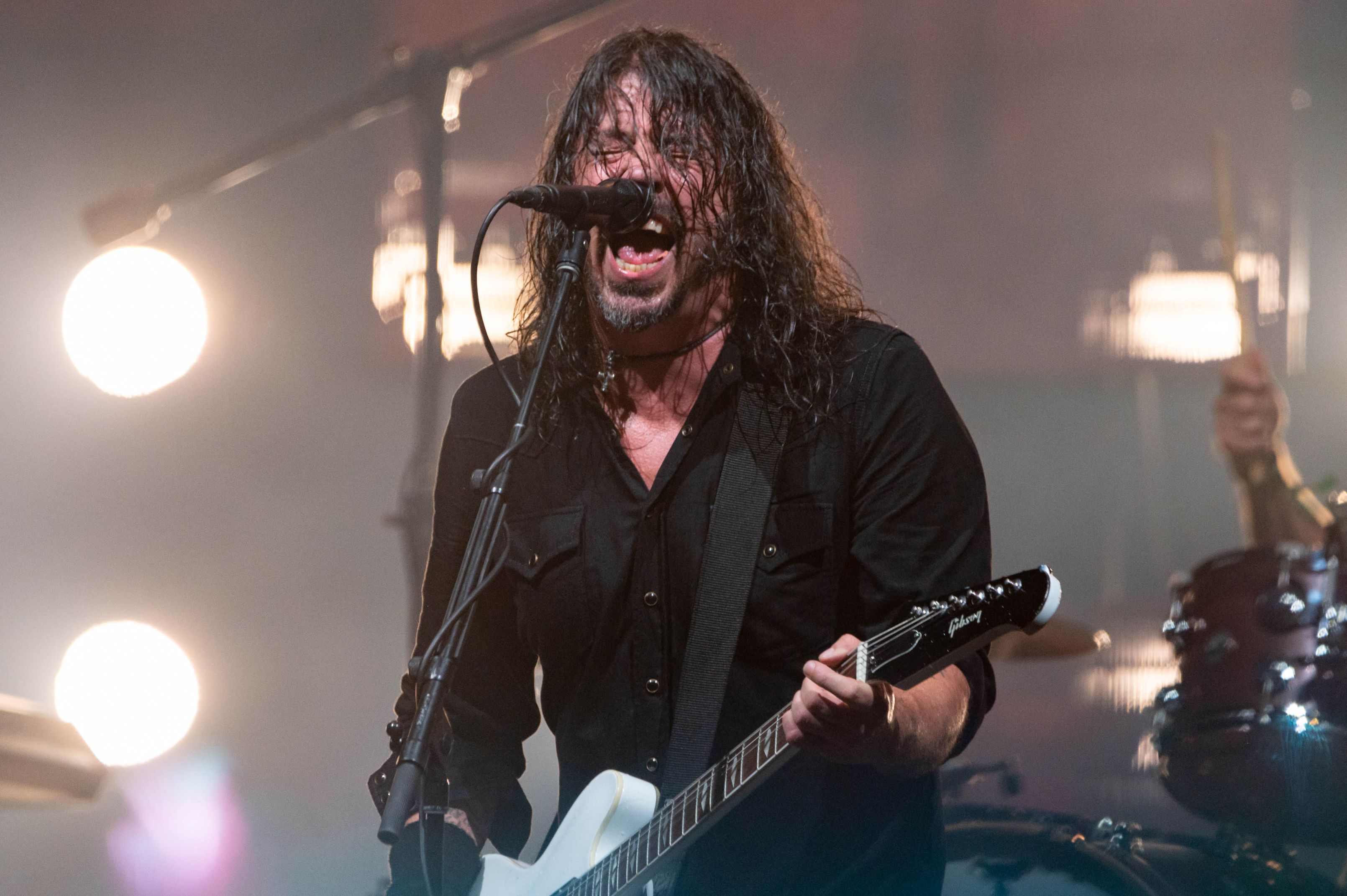 Dave Grohl și-a înșelat soția și recunoaște că are un copil în afara căsniciei: „Fac tot ce pot pentru a recâștiga încrederea”