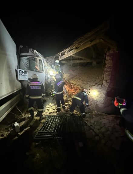 Victoria a scăpat după ce un camion de 30 de tone a intrat în dormitorul ei și l-a dărâmat: „Parcă a picat o bombă peste casă. Un miracol că a supraviețuit fără nimic rupt”
