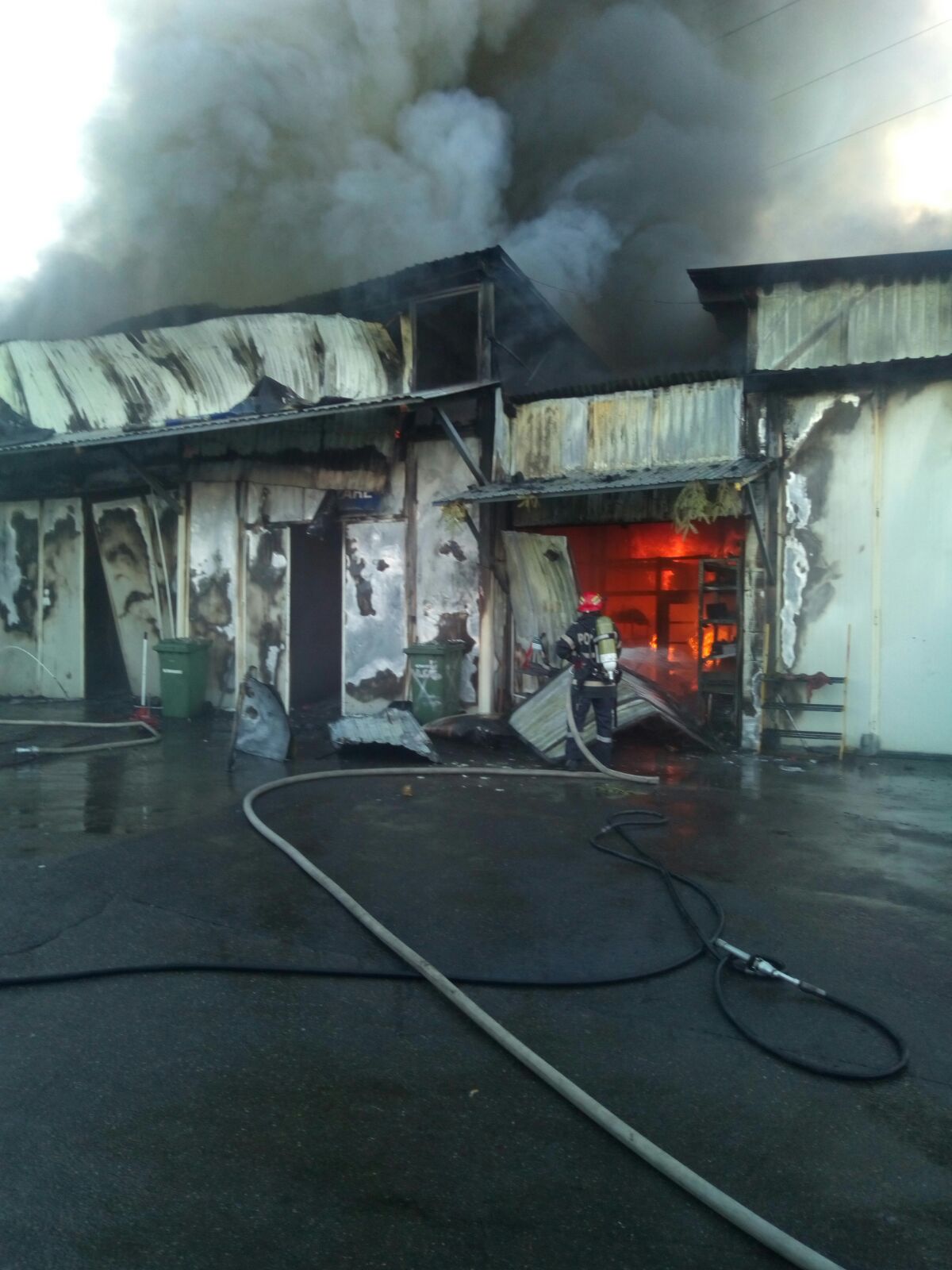 UPDATE: Incendiu violent din Câmpina, stins de pompieri. Focul ar fi pornit din cauza unui cablu defect / FOTO