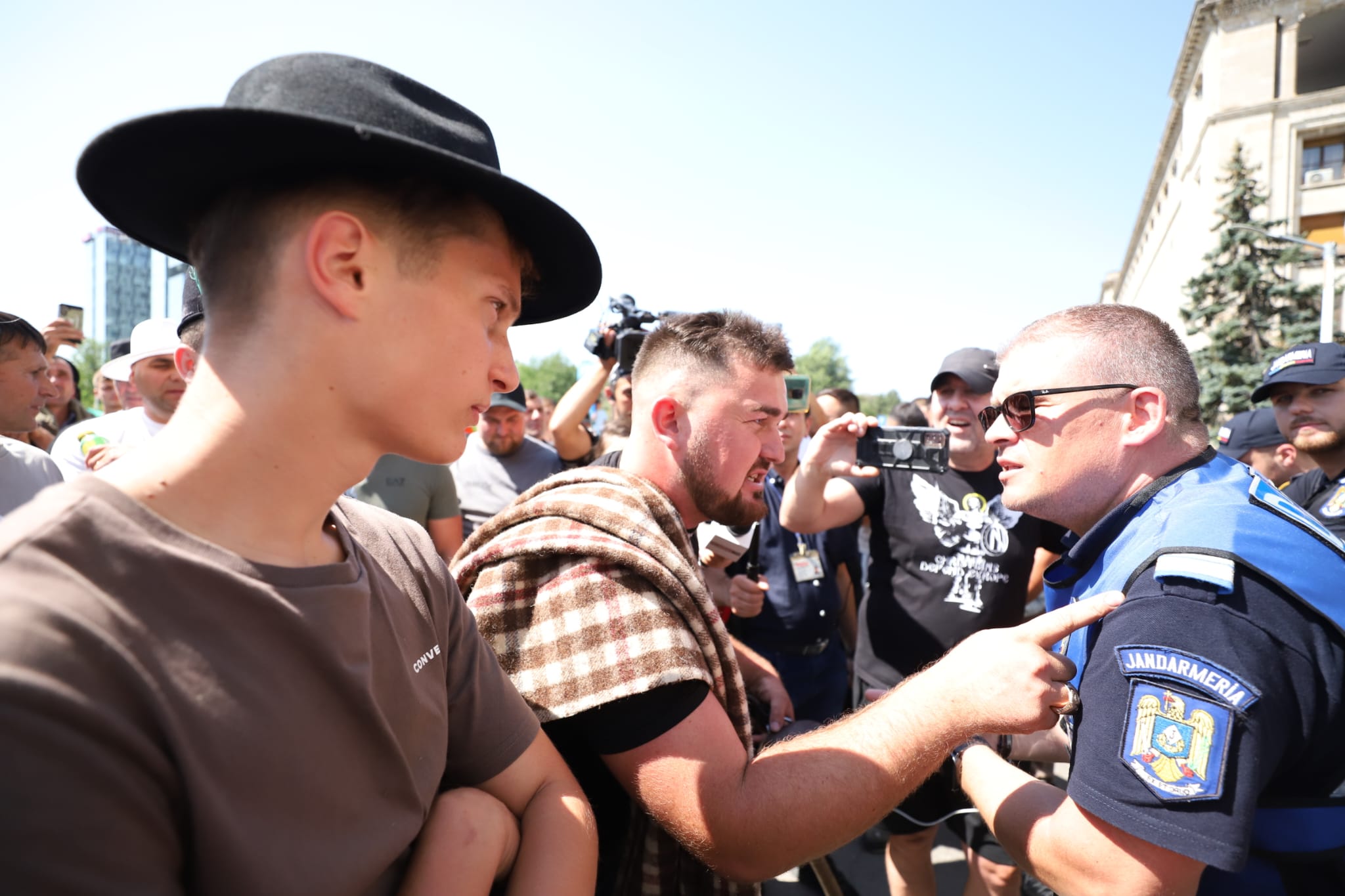 Violențe la protestul fermierilor, în fața sediului ANSVSA. Ce s-a stabilit la discuțiile cu Guvernul. Tanczos Barna anunță că se vor lua măsuri în privința conducerii ANSVSA