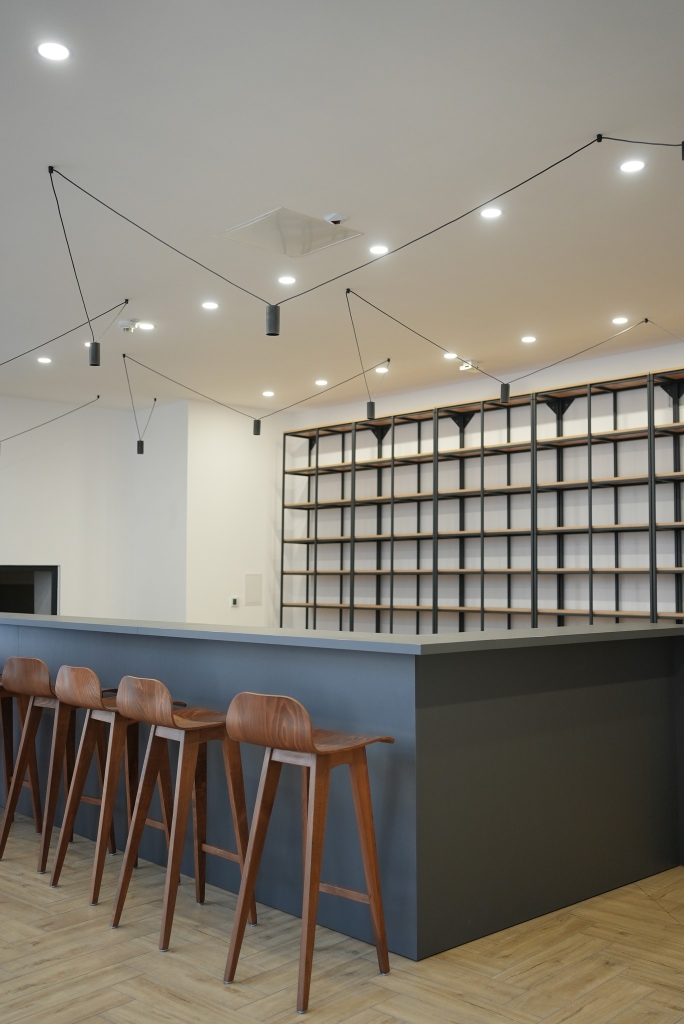 Cum arată biblioteca din Oradea, renovată și modernizată, de unde poți împrumuta cărți cu telefonul