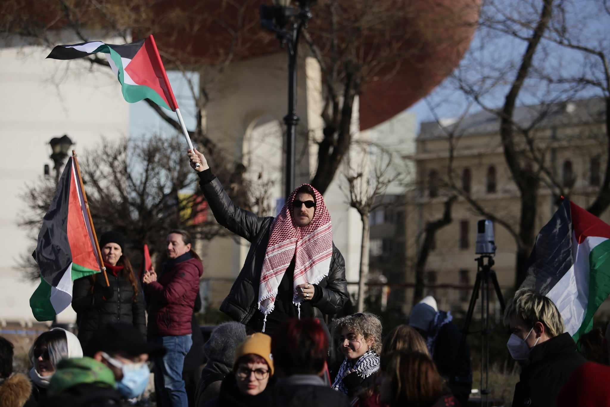 Manifestație pro-Palestina în București. Participanții au avut tobe şi fluiere, iar alţii au afişat pancarte: „Opriţi masacrul din Gaza”