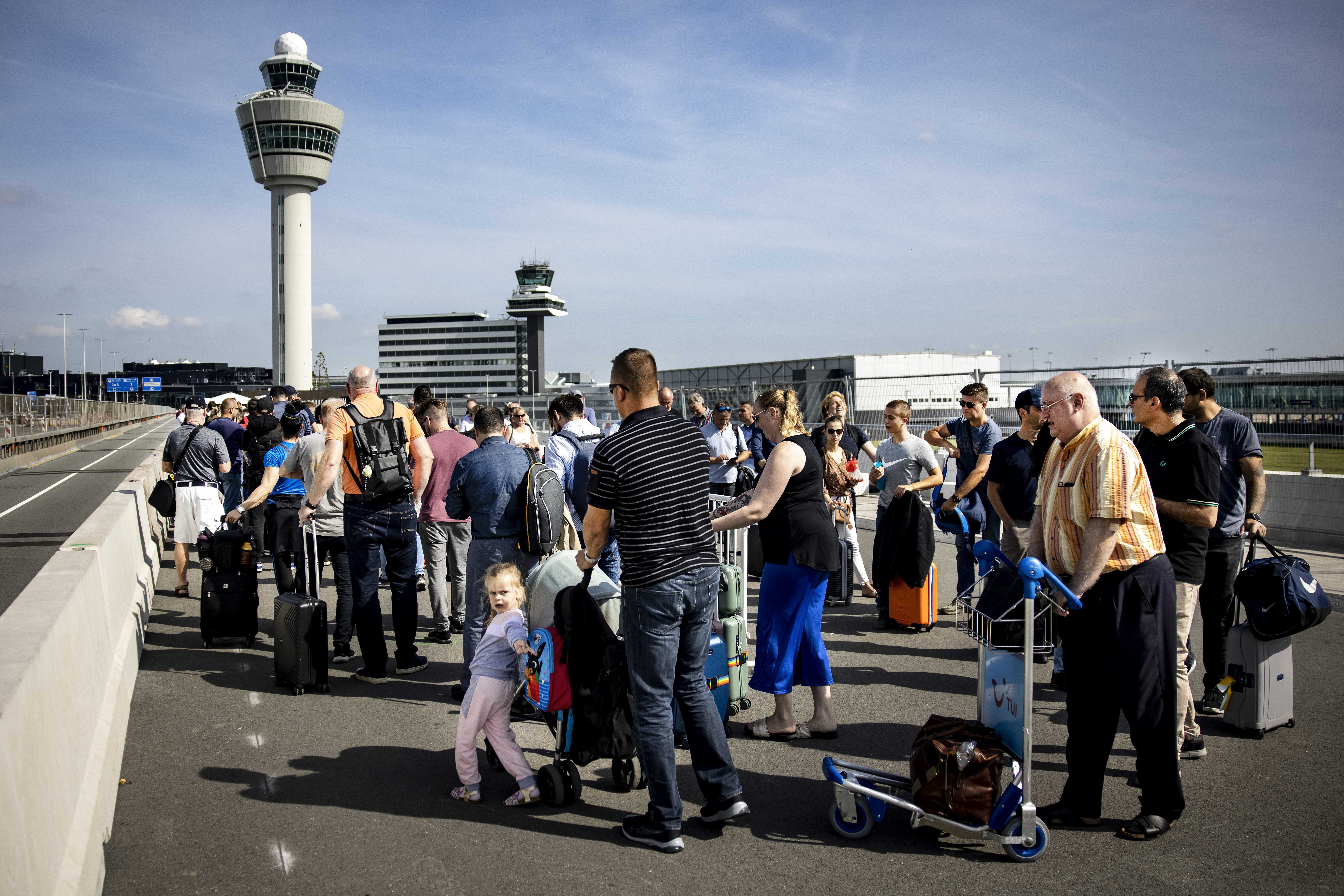Haos pe Aeroportul Schiphol din Amsterdam. Pasagerii au așteptat ore în șir la cozi după ce zeci de zboruri au fost anulate