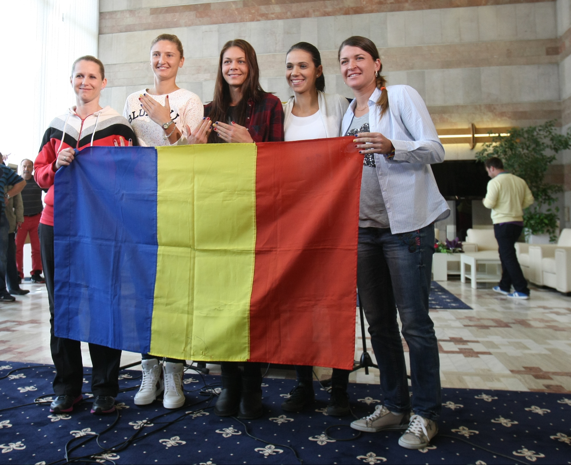 S-au întors eroinele de la Fed Cup! Primite cu flori și cu zâmbete / FOTO