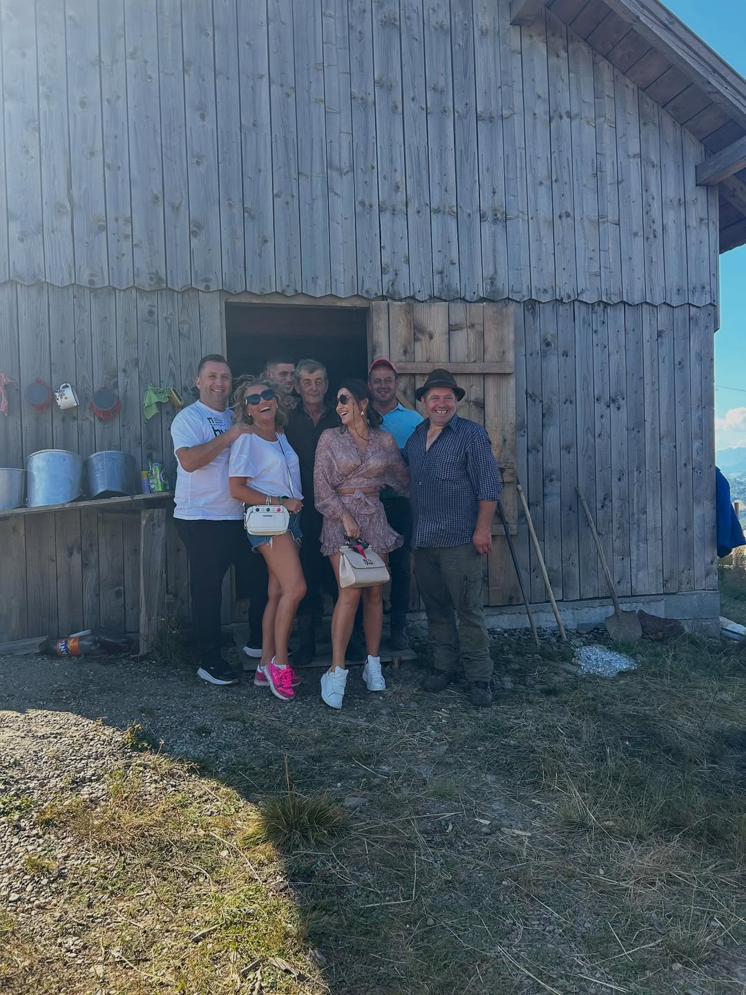 „Colțul de Rai” din România care a cucerit-o pe Mirela Vaida în vacanță: „Plimbări cu barca, excursii la stână. E cel mai pur aer”