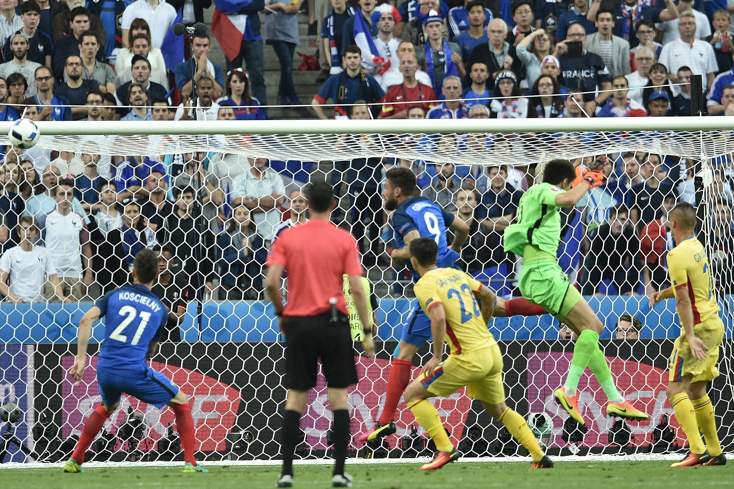 Euro 2016. Imaginile arată că Tătărușanu a fost faultat în săritură de Giroud la primul gol al Franței / GALERIE FOTO și VIDEO