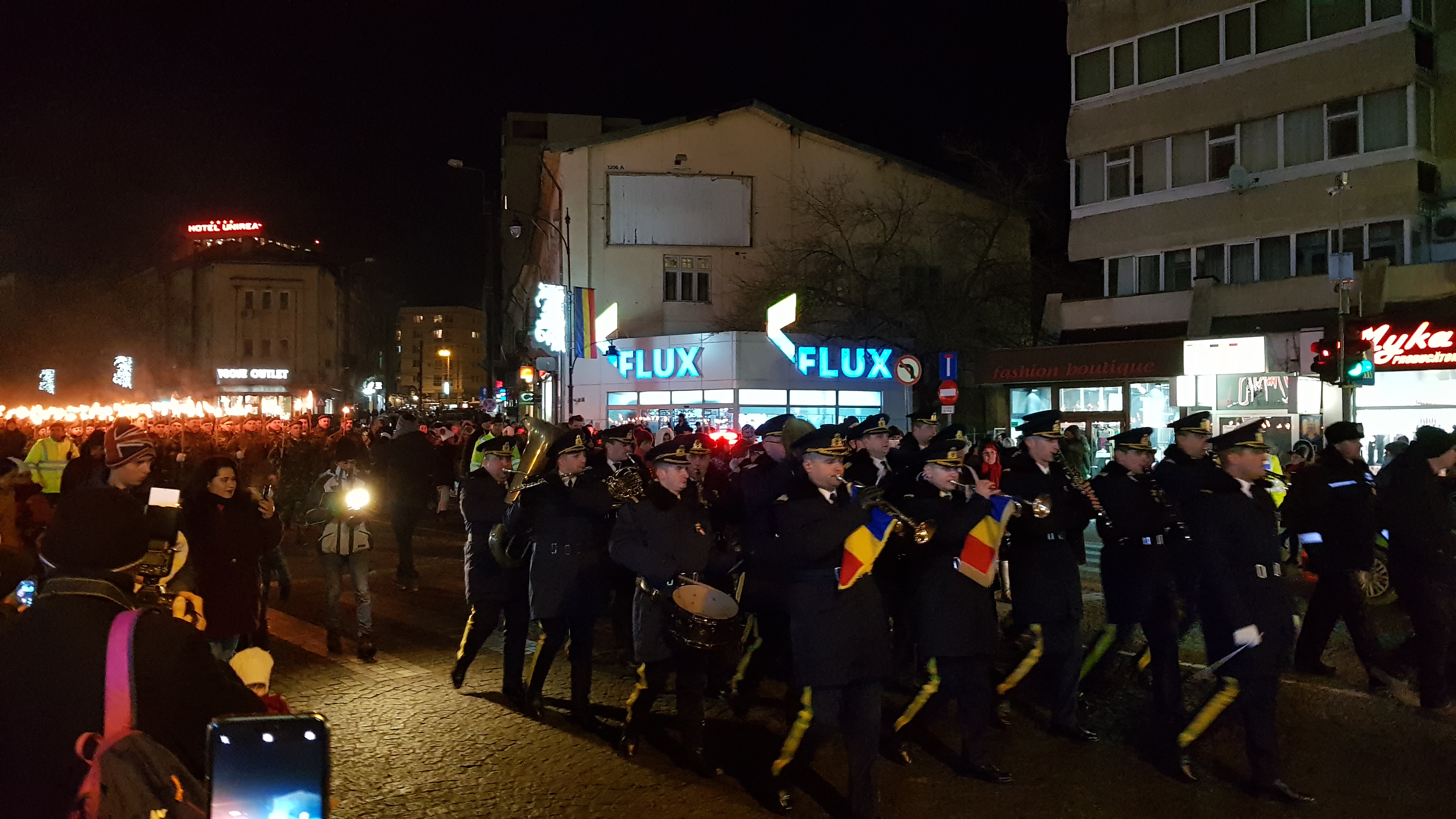 VIDEO&FOTO/ Sute de mii de luminițe multicolore s-au aprins în Iași. S-au deschis și cele două târguri de Crăciun