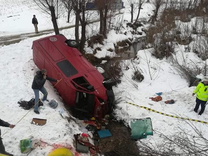 FOTO / Microbuz răsturnat într-o râpă, în Bacău. O persoană a murit și cinci au fost rănite