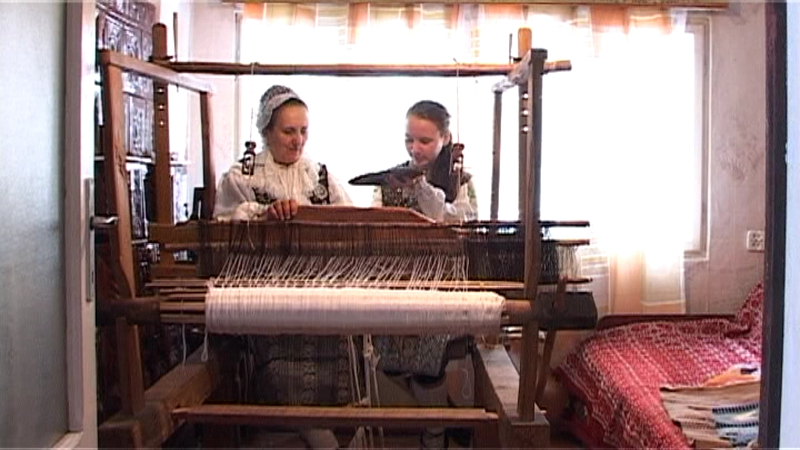 O vrânceancă reînvie tradiția polulară într-un atelier dotat cu bani europeni