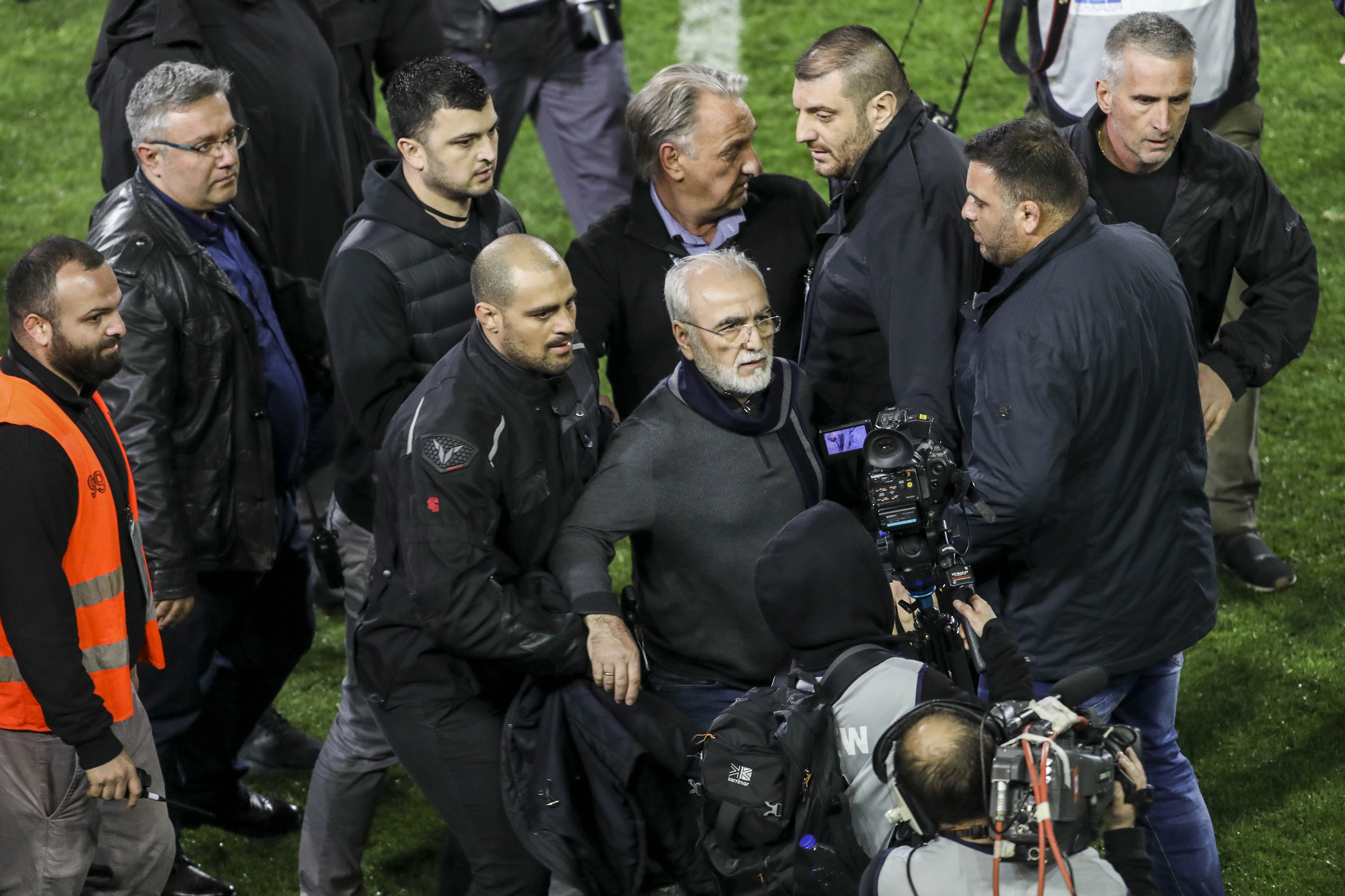 Ce a spus Răzvan Lucescu despre incidentele de la meciul PAOK - AEK. ”Nu există în lumea civilizată să ţi se trimită gloanţe acasă” / GALERIE FOTO&VIDEO