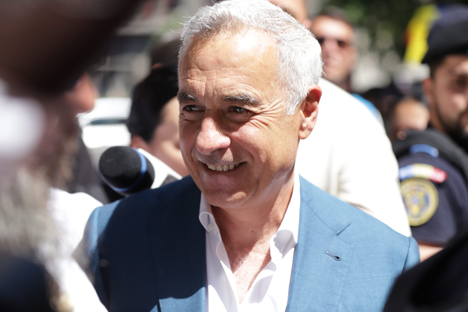 Călin Georgescu a făcut o baie de mulțime în fața Judecătoriei Sectorului 1 din București. Magistrații au amânat decizia privind anularea controlului judiciar