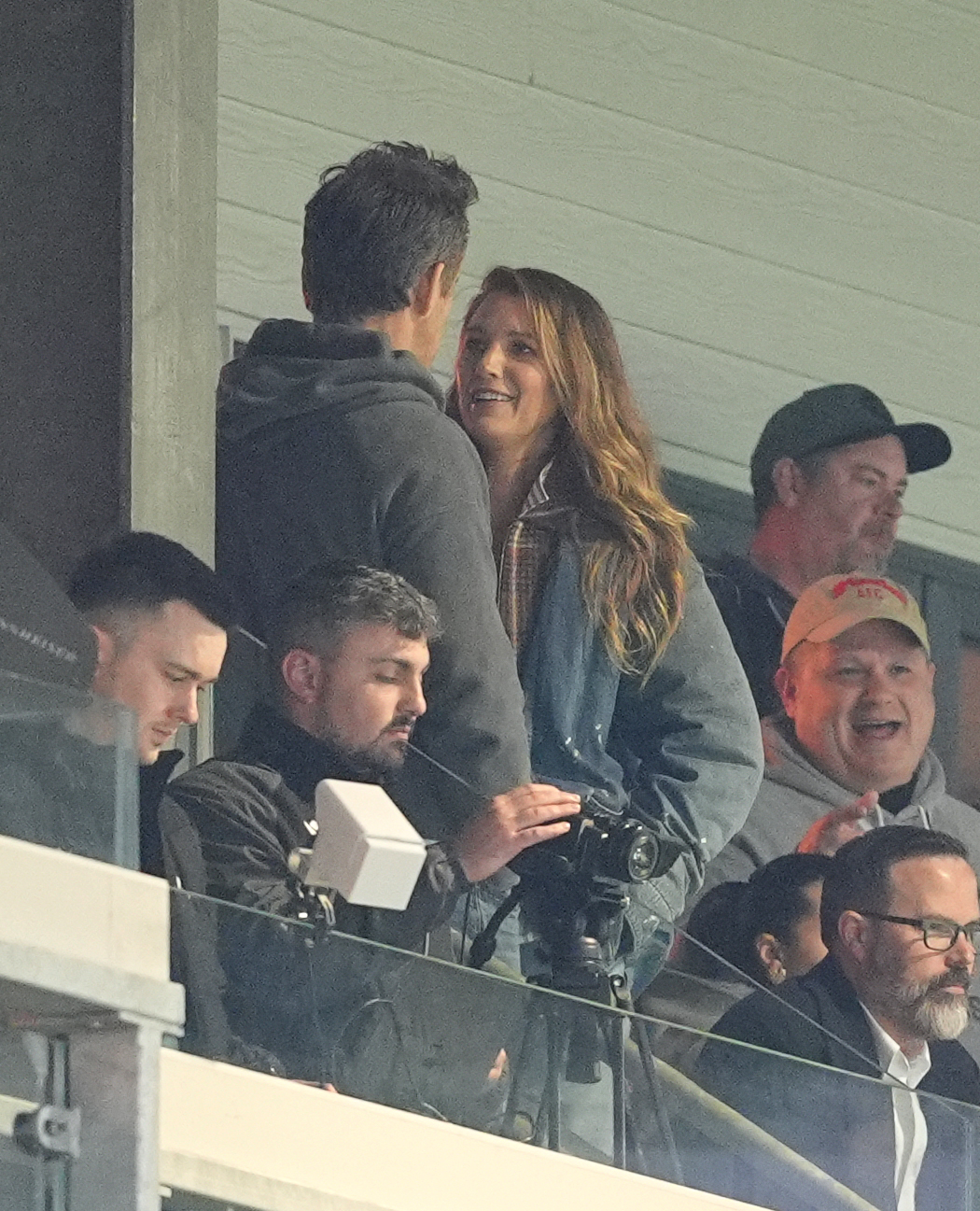 Blake Lively, apariție rară. Cum a fost surprinsă alături de Ryan Reynolds la un meci de fotbal: „Devenim obsedați”
