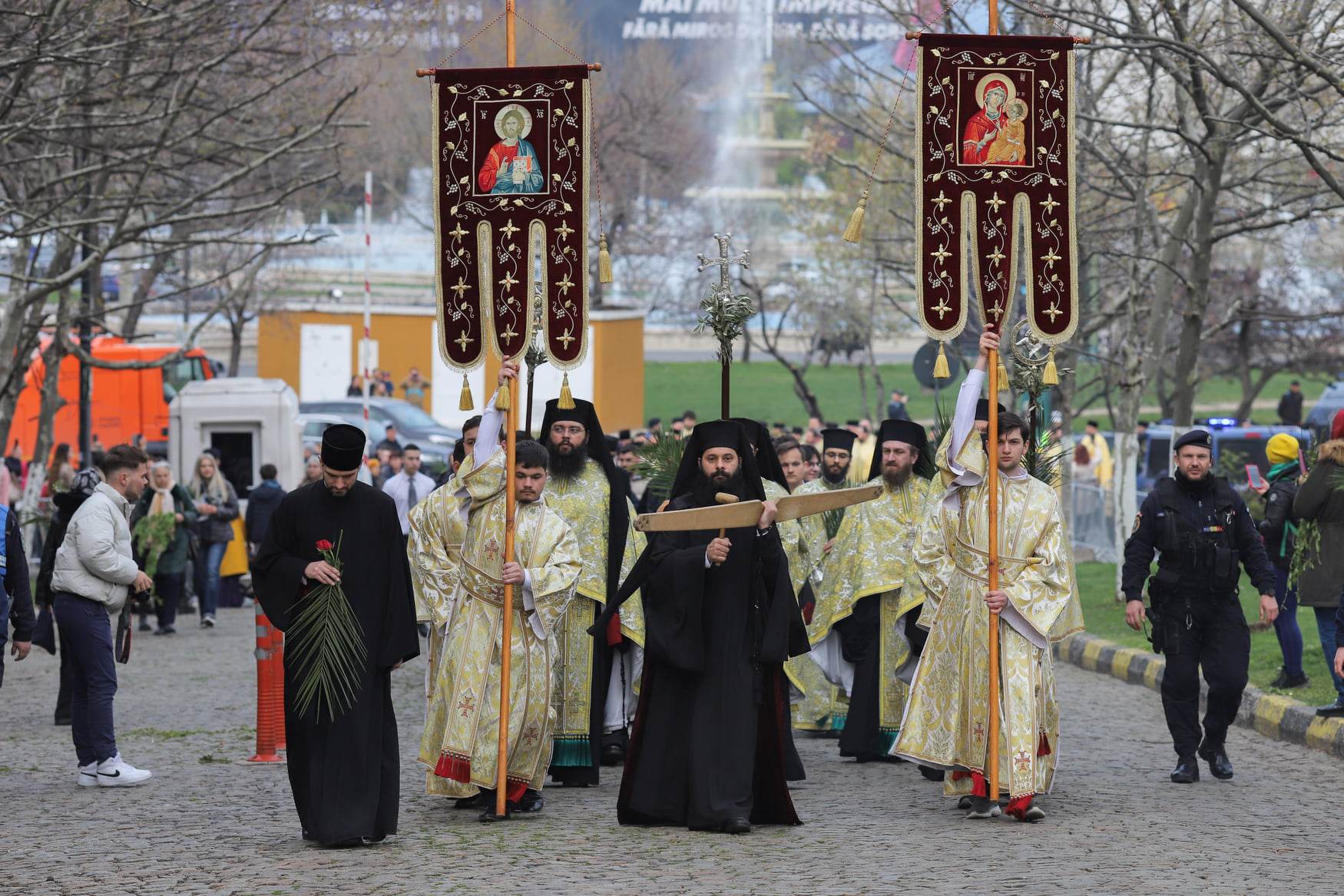 Pelerinaj de Florii în București. Sute de oameni au luat parte la procesiune. Traficul a fost restricționat. FOTO