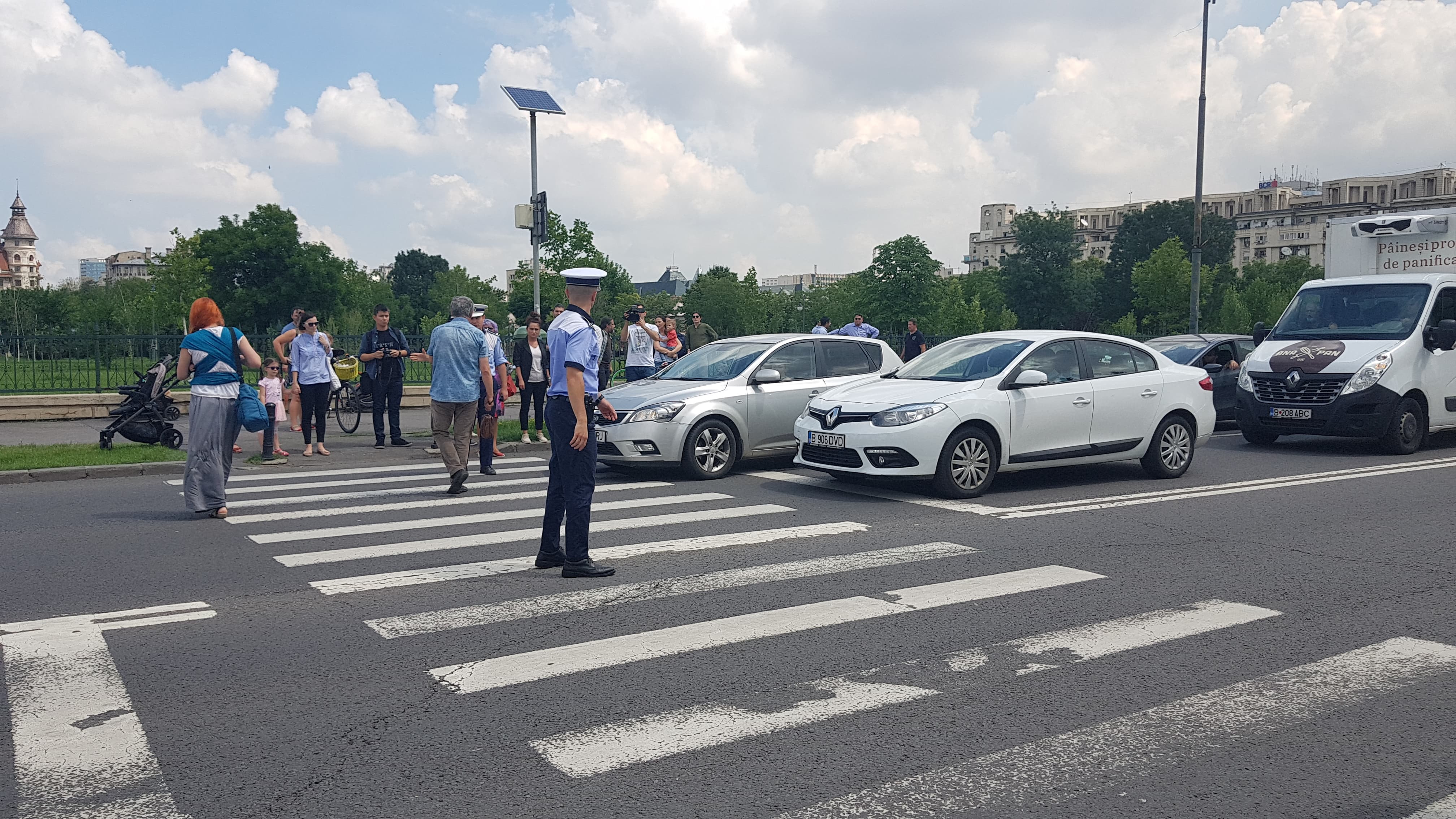 FOTO&VIDEO/ Protest al mamelor la Palatul Parlamentului. Au traversat încontinuu pe o trecere de pietoni din zona Parcului Izvor