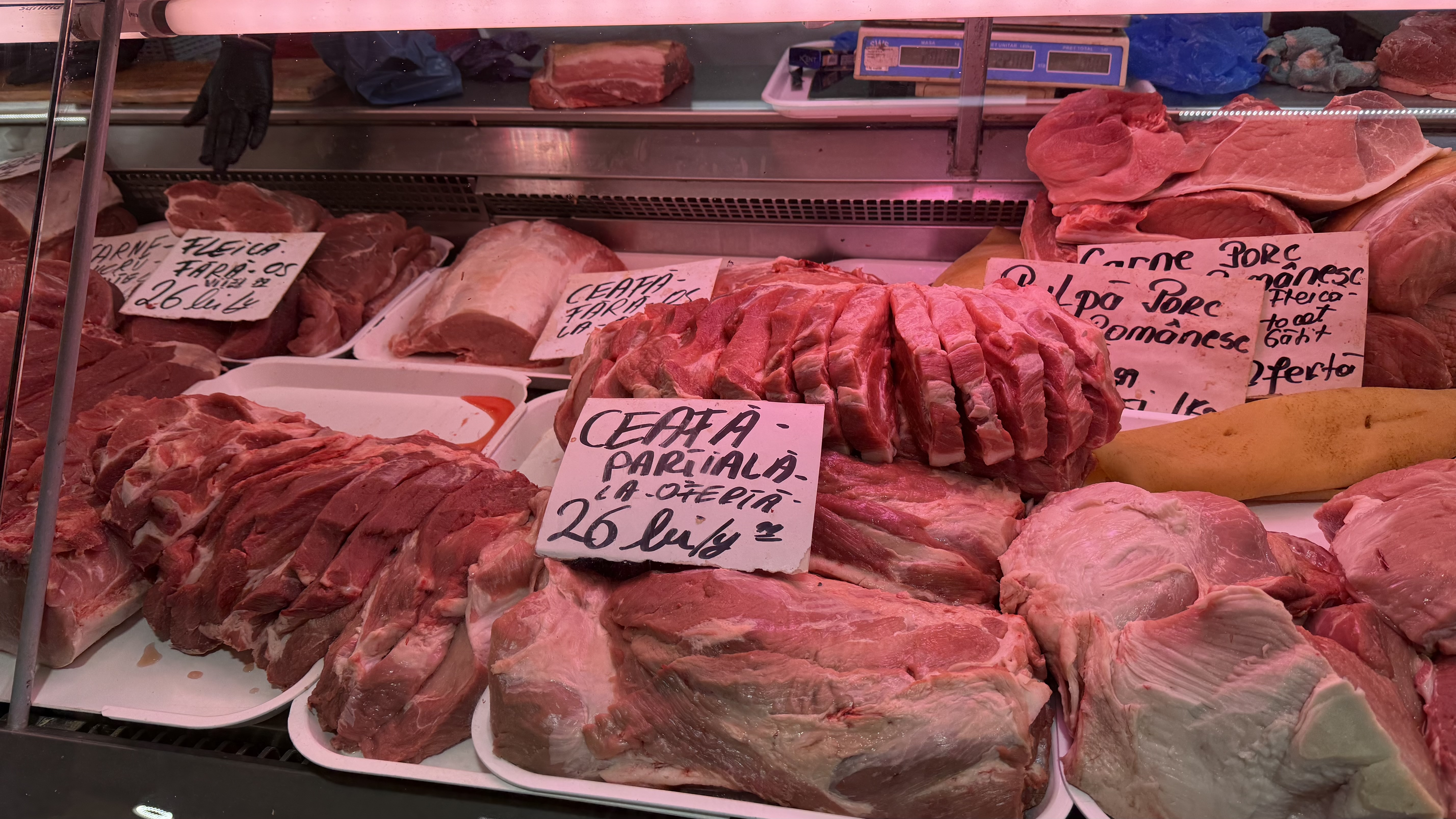 A început bătălia pentru carnea de porc. Reportaj în hala Obor: cât ne costă preparatele pentru sarmale și tobă?