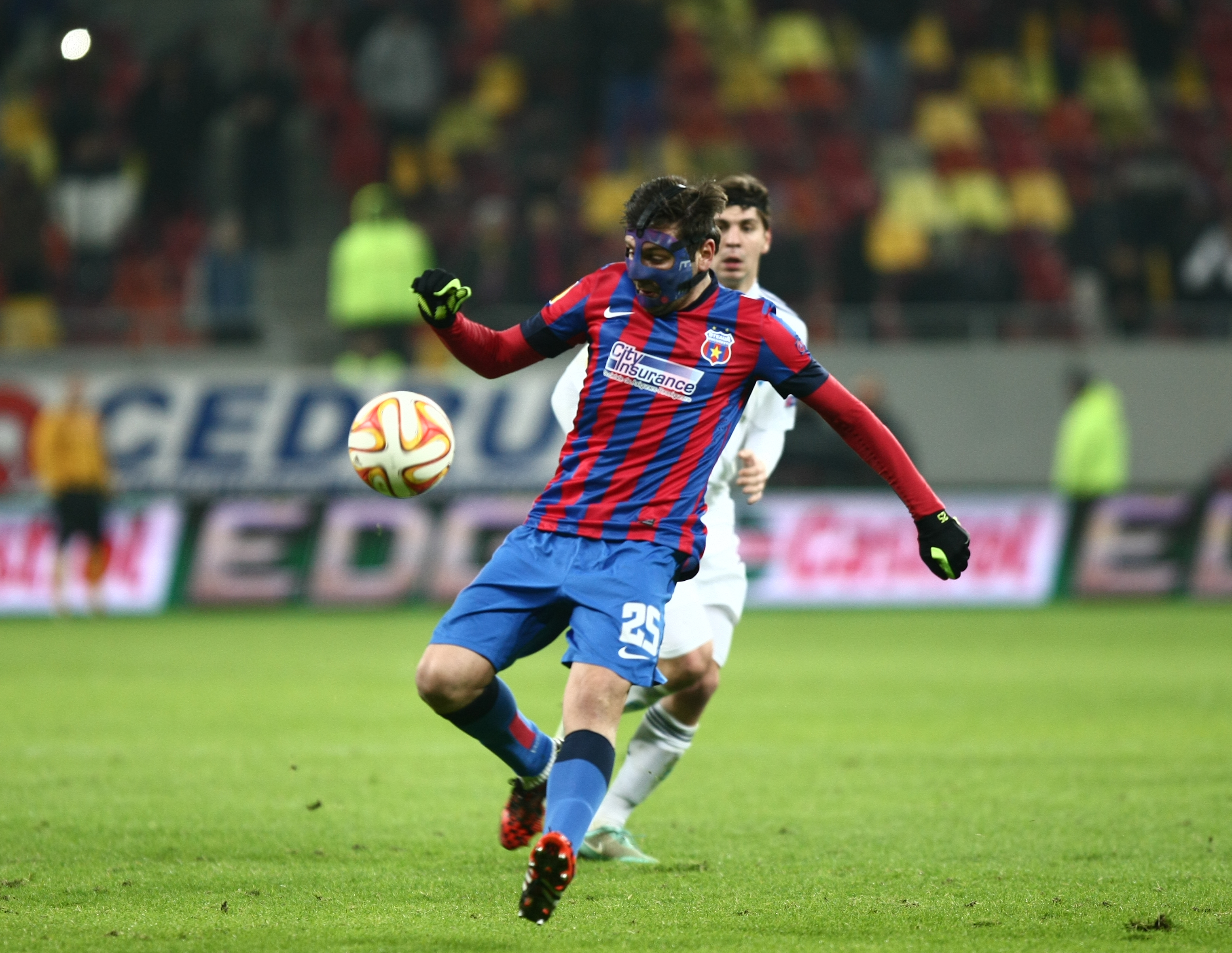 ANCHETĂ / Jocul sângeros al asigurărilor pentru fotbaliștii din Liga I