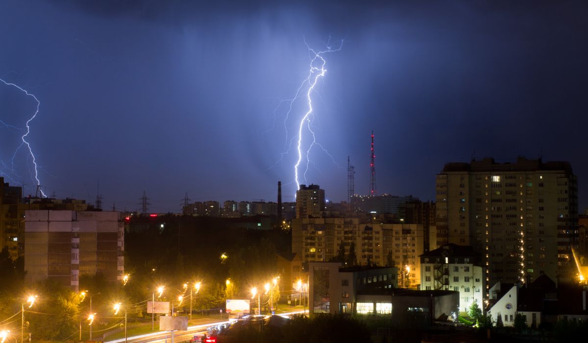 Bilanț negru al potopului în București și Ilfov: 1.000 de copaci căzuți, sute de case inundate, 456 de mașini distruse. Stația Piața Victoriei 2 rămâne închisă
