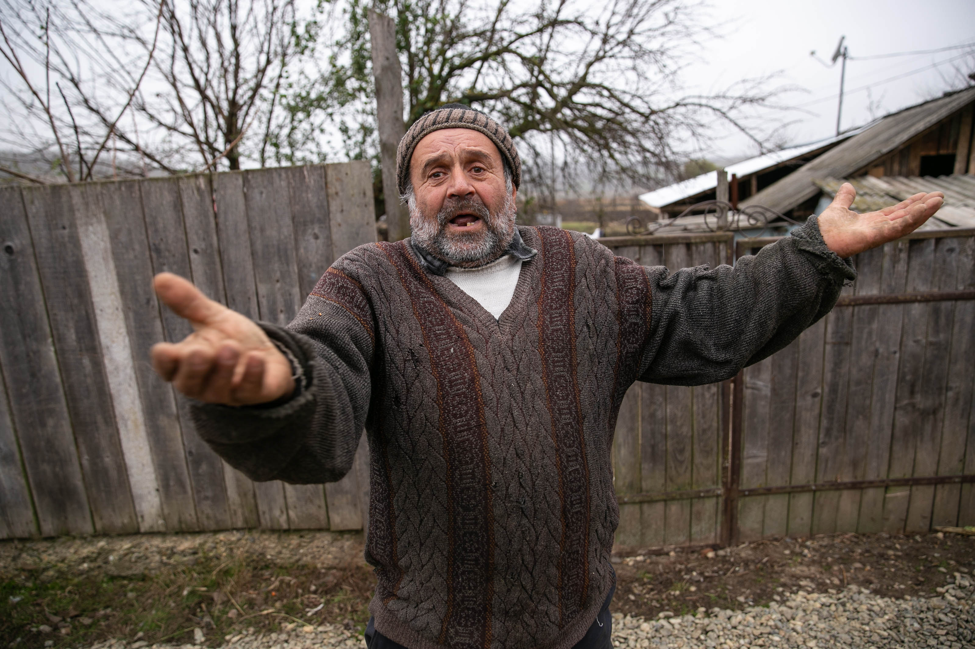 Povestea din spatele fotografiei cu copiii duși cu căruța la școală: puștii stau fără părinți, școala nu-i ajută cu microbuzul, iar unchiul se descurcă cum poate