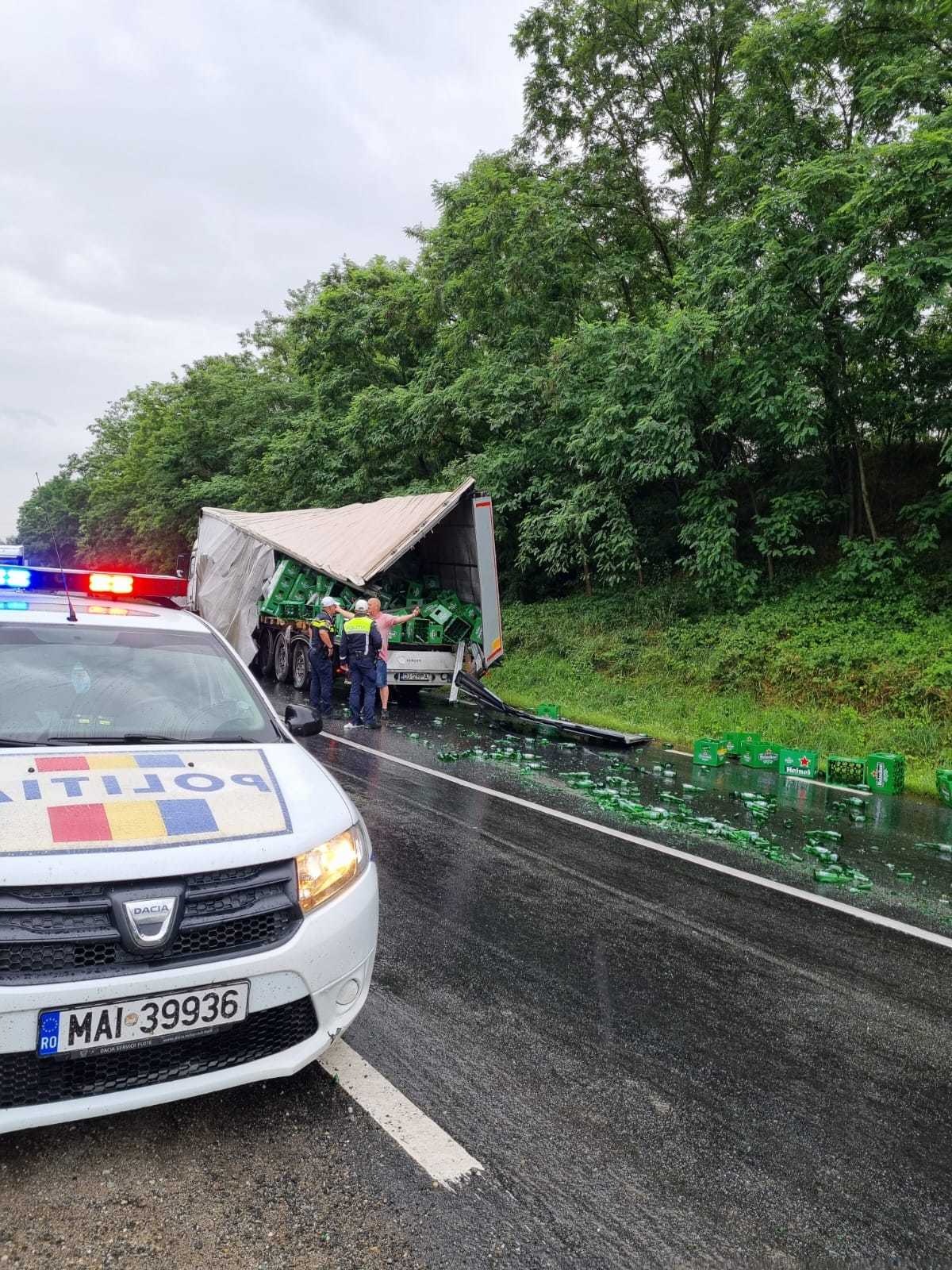 Un autocar cu 56 de persoane s-a ciocnit violent cu un autocamion plin cu bere, în județul Sibiu