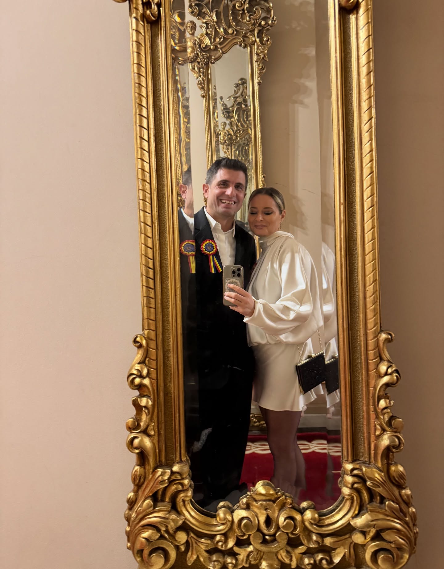 Mirabela Grădinaru, înconjurată de vedete la recepția de la Palatul Cotroceni de Ziua Națională. Partenera lui Nicușor Dan a purtat gri