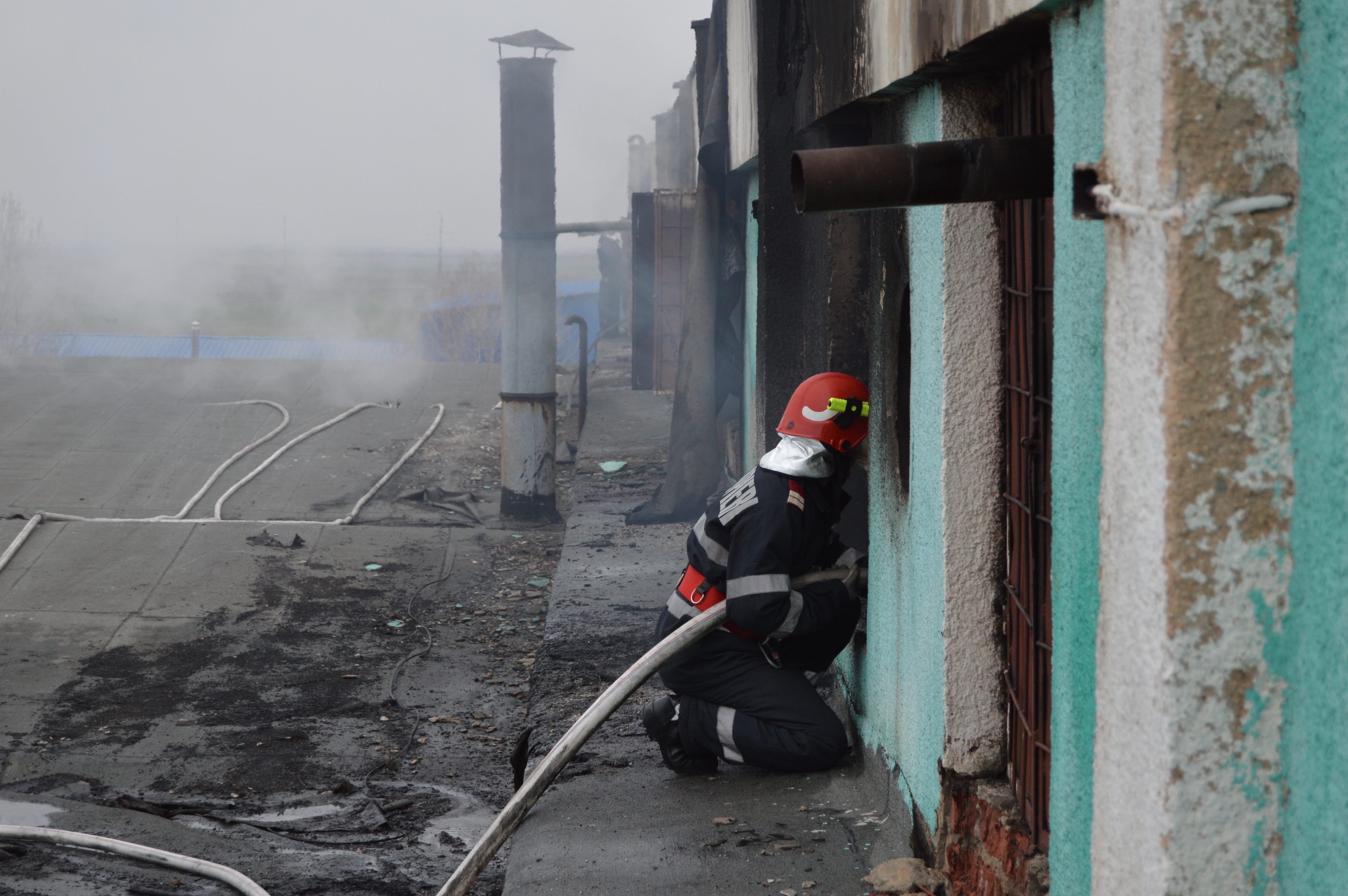 UPDATE: Pompierii din Brăila au lichidat incendiul de la o fabrică dezafectată de preparare a cărnii după 15 ore de luptă cu focul| FOTO