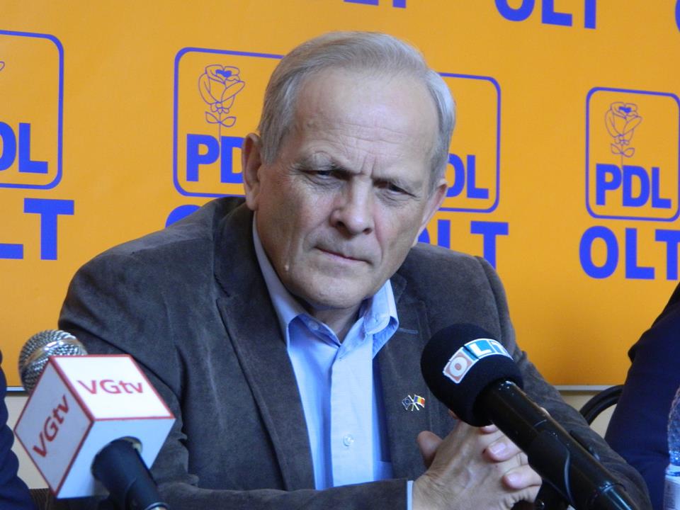 Atunci și acum / Theodor Stolojan, economistul care a ajuns premier după Mineriadă; S-a retras din cursa pentru Cotroceni, după momentul: ”Dragă Stolo”