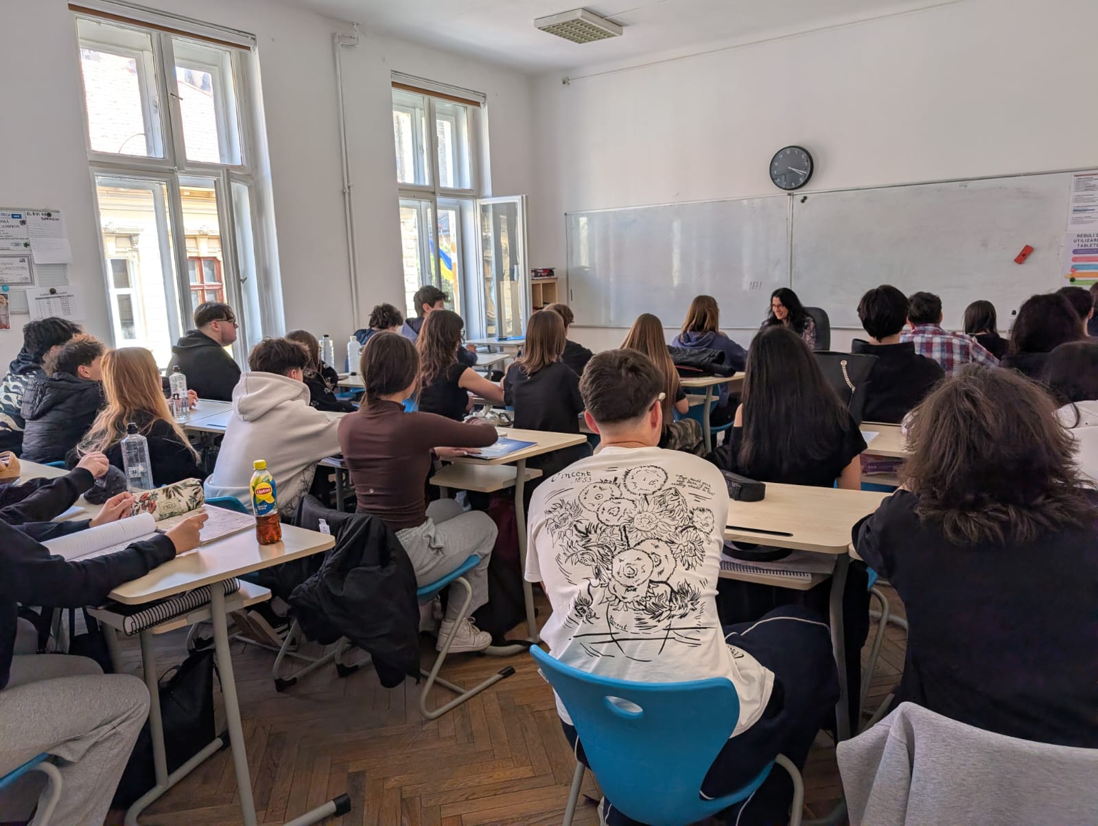 Așa arată România educată. Imagini dezolante într-un liceu din Timișoara. Elevi înghesuiți la subsol, în clase pline de igrasie și mucegai.  „Venim cu măști de protecție ca pe timpul pandemiei de Covid”