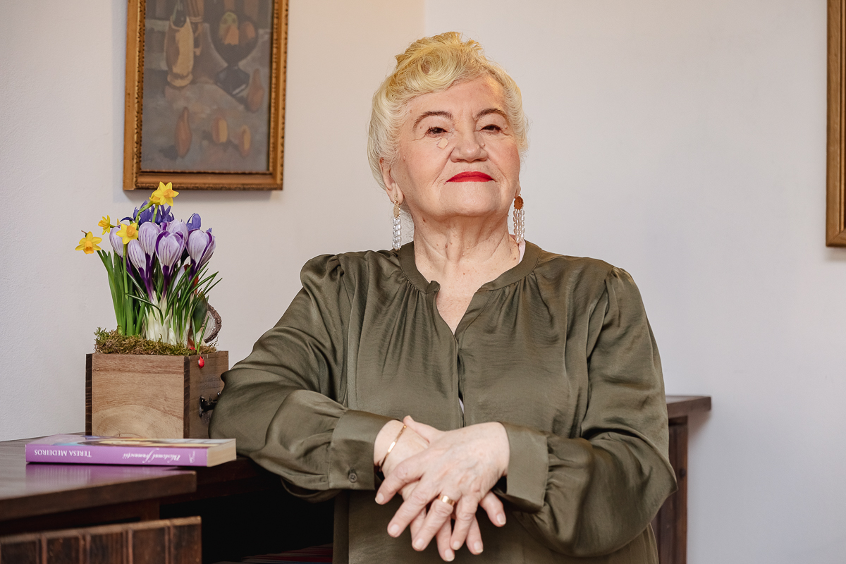 REPORTAJ. „Mă îmbrac de la «casa de modă» SH, am o cremă cu acid hialuronic de 8 lei”. Cadou de 8 Martie pentru 300 de femei din toată țara: transformare la coafor