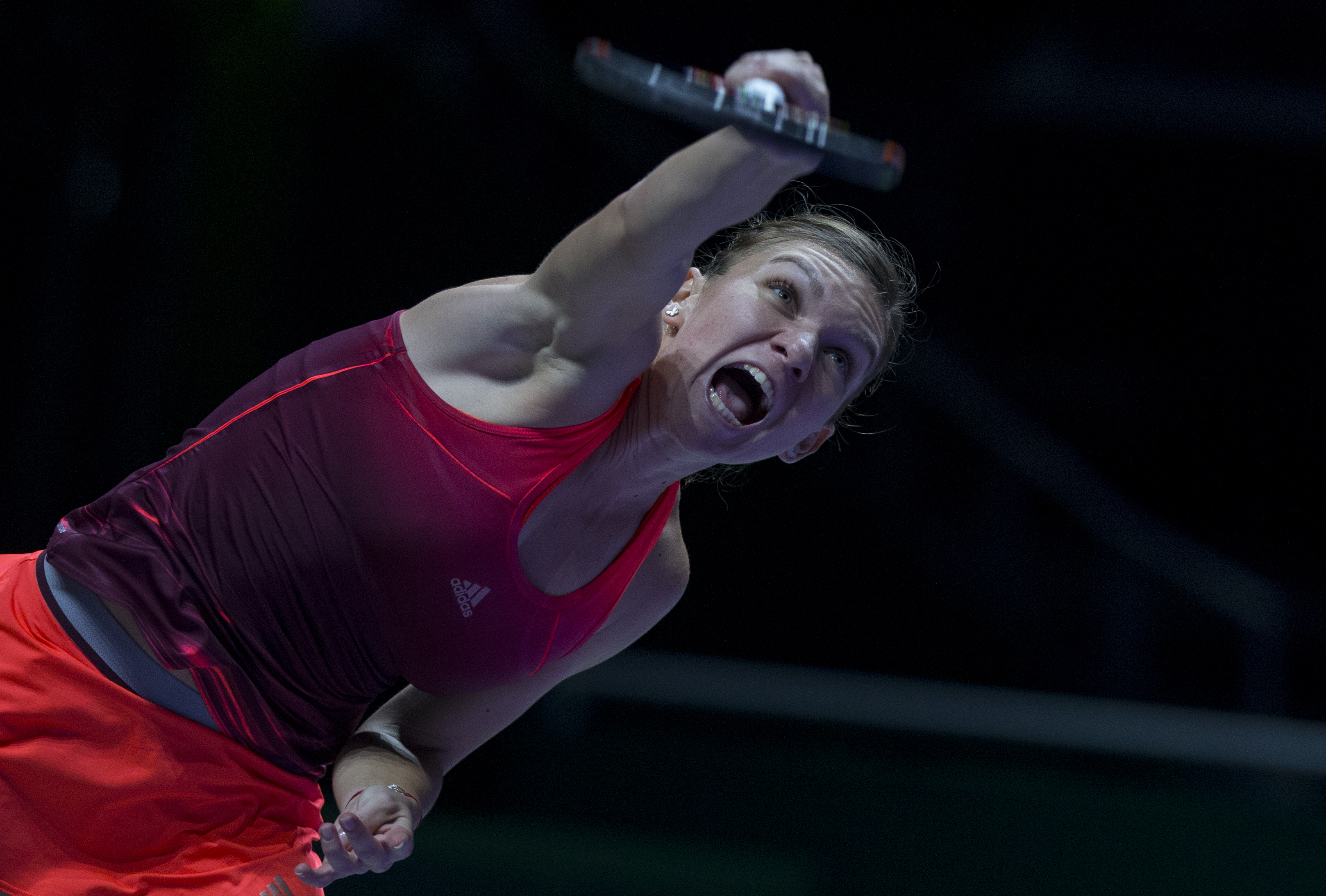 DEZASTRU LA TURNEUL CAMPIOANELOR. Halep a fost învinsă în două seturi de Radwanska şi a ratat semifinalele. A cedat psihic, după ce a pierdut primul set la tiebreak, 5-7, de la 5-1. Simona va încasa 304.000 $. Încheie anul pe 2! / FOTO&VIDEO