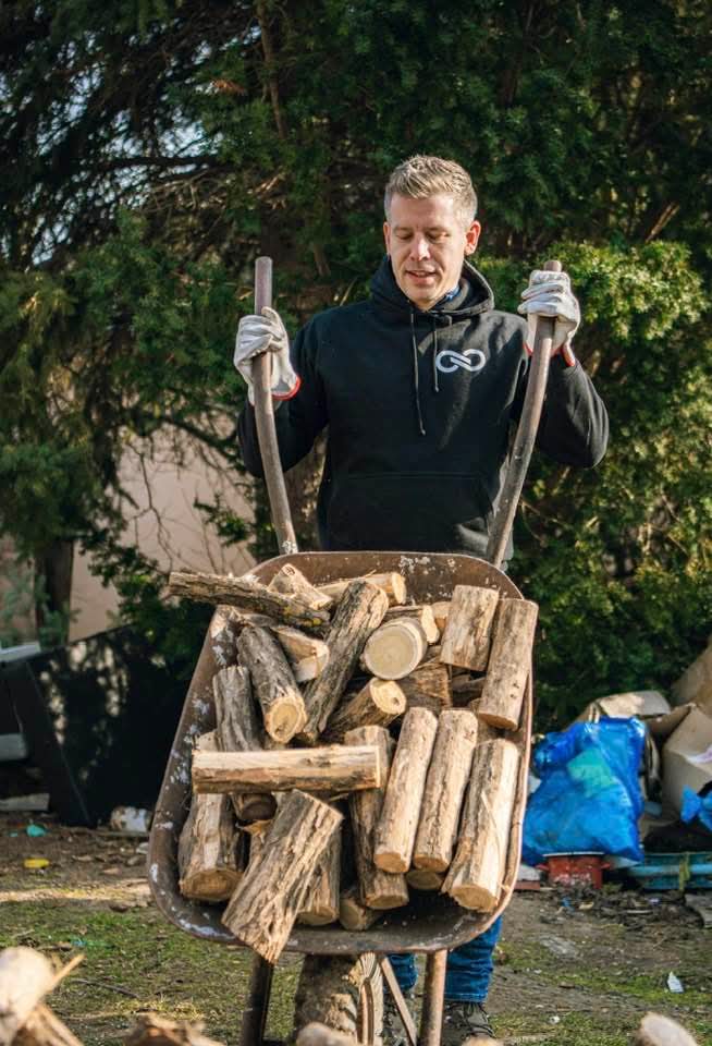Cum și-a construit Peter Magyar, pas cu pas, imaginea de om de casă, sportiv și mezelar pentru familie cu care l-a bătut pe Viktor Orban