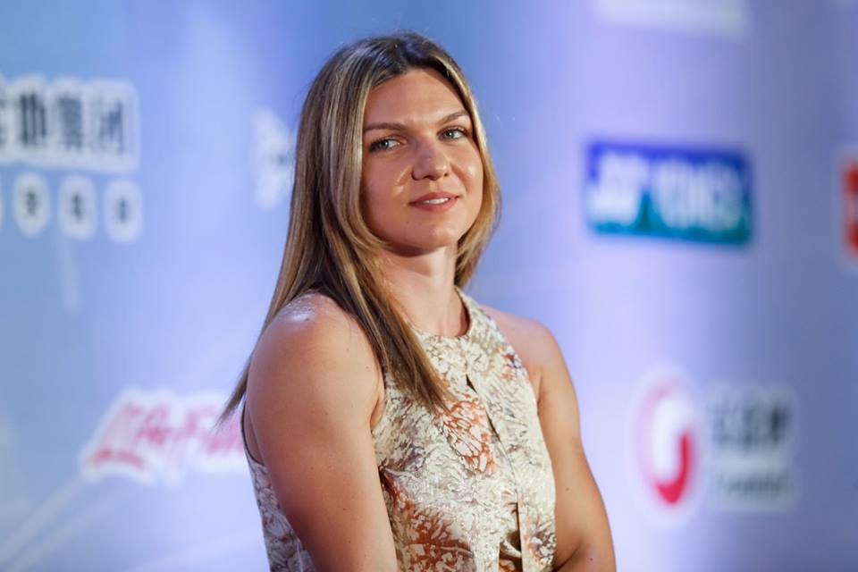 Aventura Simonei Halep la turneul de la Shenzhen în imagini. Afară a zâmbit, pe teren s-a chinuit / GALERIE FOTO & VIDEO