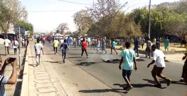 Over 500 youths begin protest in Jalingo, cause traffic disruption.