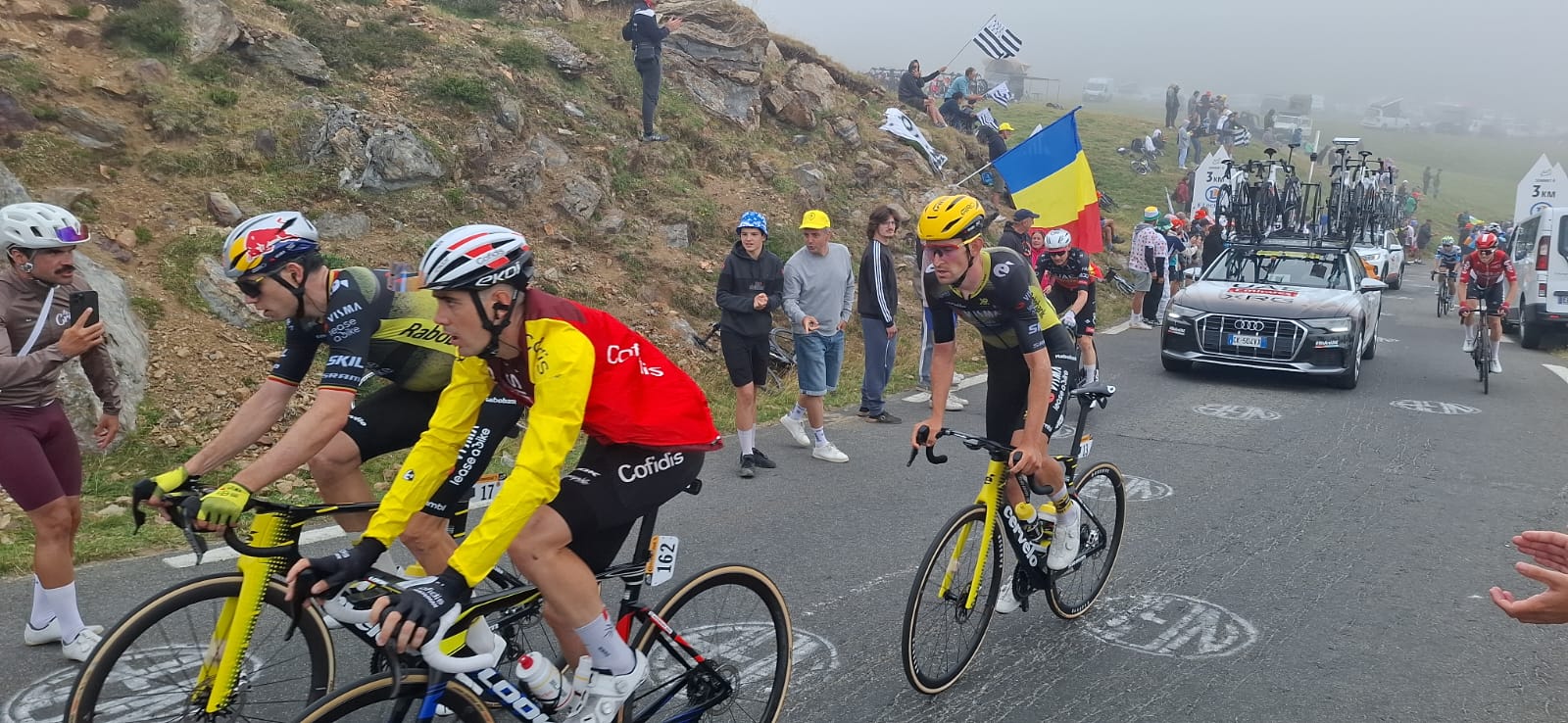 Românii care au dus tricolorul pe cățărările mitice din Turul Franței: „Ca să prindem un loc bun pe Tourmalet, ne-am sculat la 3.30”