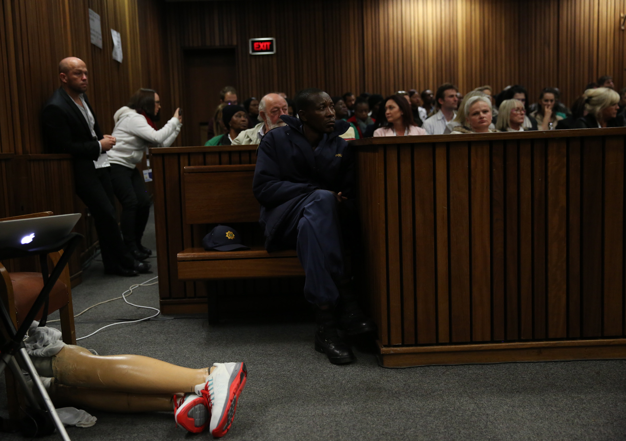 Oscar Pistorius și-a dat jos protezele ca să le arate judecătorilor că nu și-a ucis intenționat iubita | GALERIE FOTO