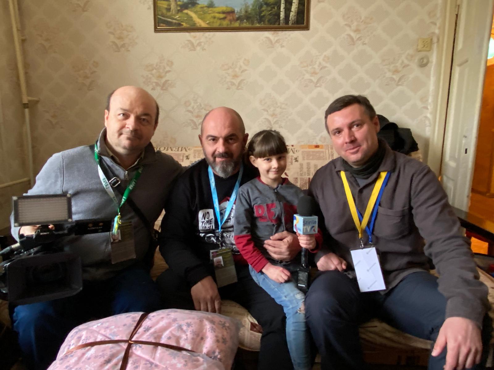 Cum se trăiește pe frontul din Ucraina. Relatările lui Alex Costache, jurnalistul TVR care a mers de 13 ori în mijlocul războiului: „Se auzeau obuzele cum vâjâiau în aer. Cădeau la 500 de metri de locul unde ne aflam”