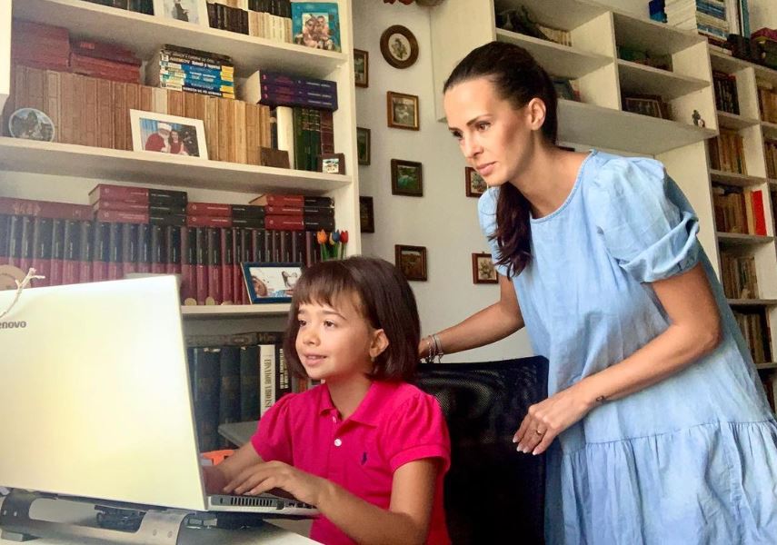 Imagini cu casa în care locuiește Livia Graur: „Am un stâlp de rezistență în mijlocul sufrageriei”