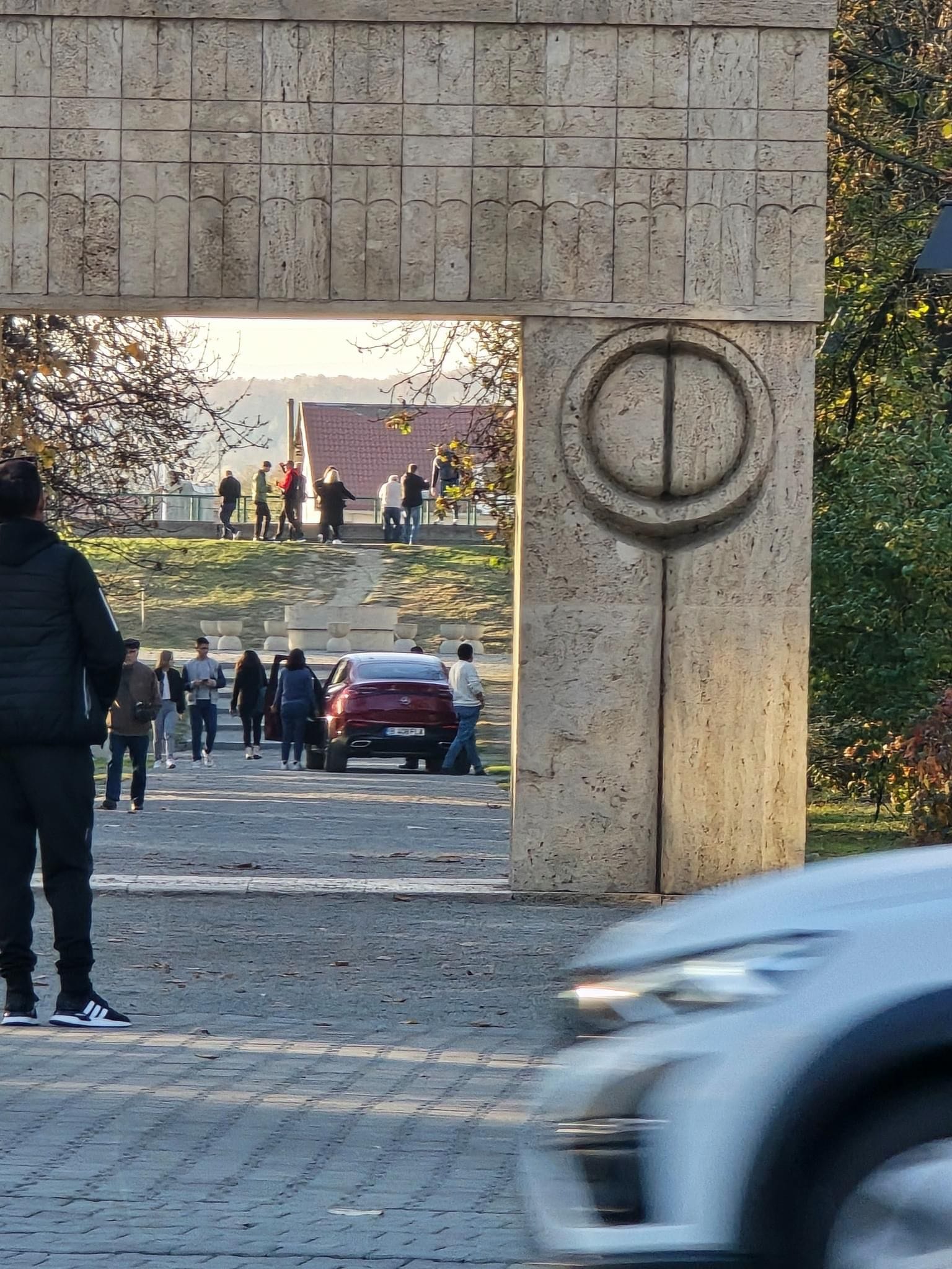 O șoferiță din București a intrat cu bolidul pe sub Poarta Sărutului și a parcat lângă Masa Tăcerii. Amenda dată de polițiști