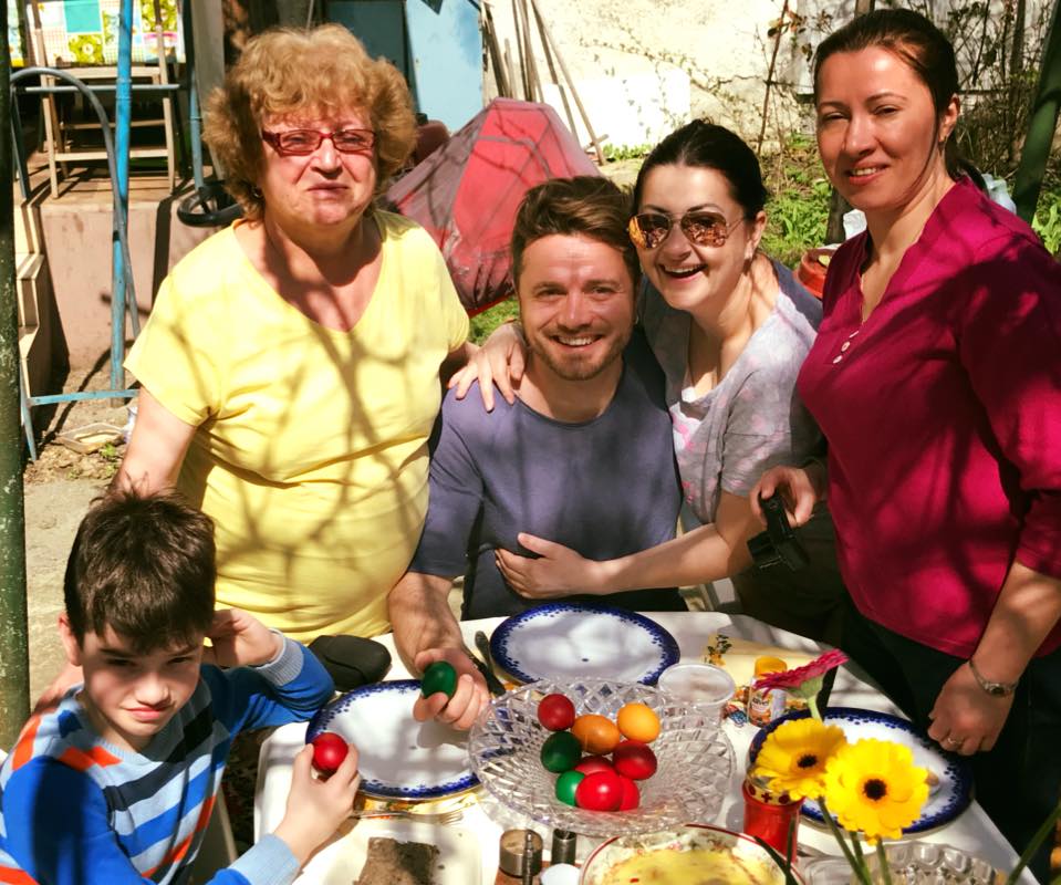 Gabriela Cristea, petrecere de Paște la iarbă verde. Ce familie fericită are | FOTO