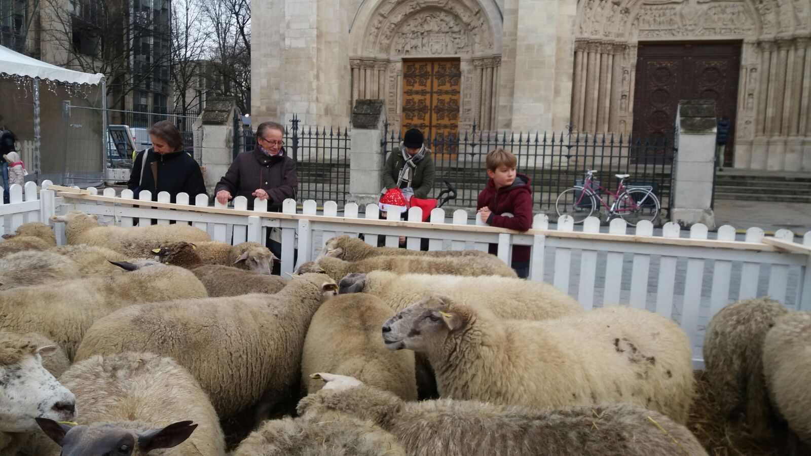 FOTO/Târgul de Crăciun din Saint-Denis - Paris are puțin din farmecul românesc. Un artizan francez imprimă haine cu imagini din București