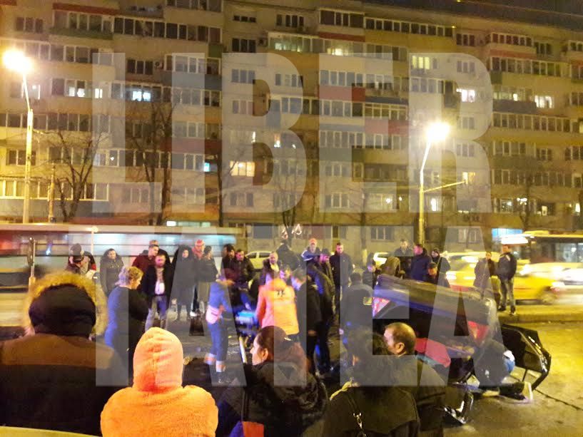 Accident pe Calea Griviței. O mașină s-a răsturnat în mijlocul drumului / FOTO & VIDEO