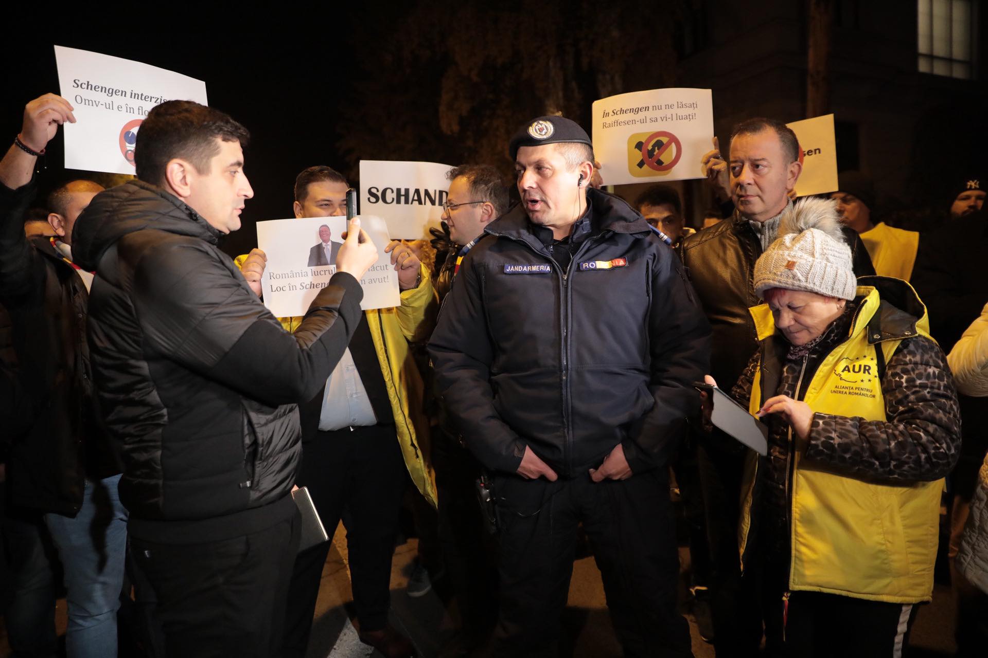 Protest AUR la ambasada Austriei din București. George Simion și simpatizanții săi, scandări împotriva politicienilor din coaliție
