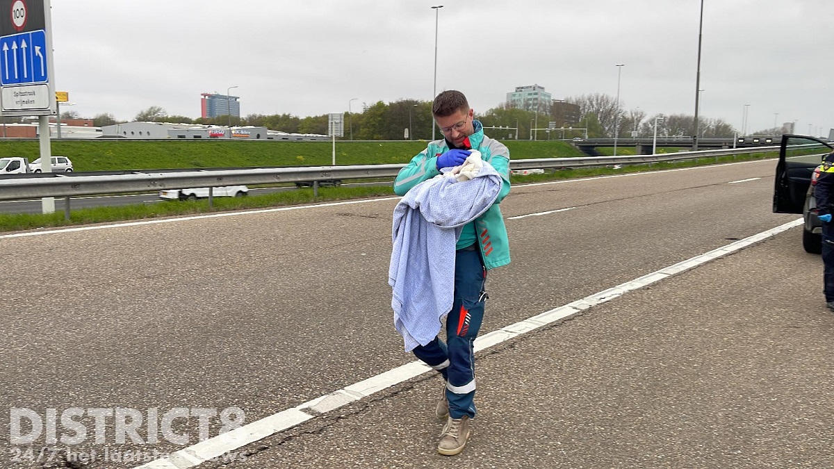 Polițiste cu lacrimi în ochi pe banda de urgență, unde au ajutat o femeie să nască o fetiță, pe o autostradă din Olanda | VIDEO
