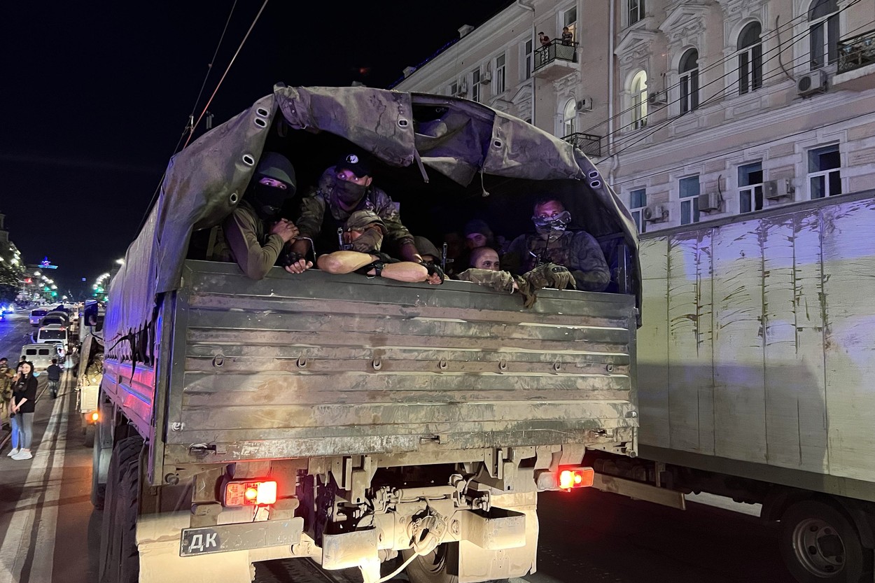 FILMĂRI cu Prigojin, aplaudat de locuitorii din Rostov, la plecarea din oraș. Mașina lui, încojurată de oameni care au vrut să-i strângă mâna