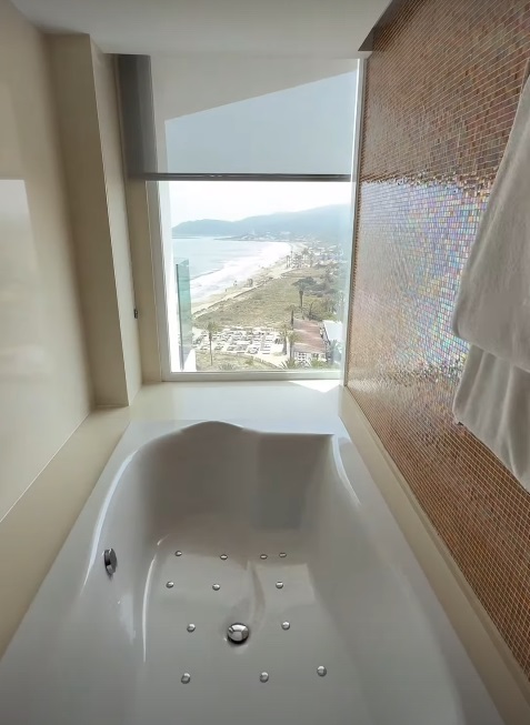 Imagini din vacanța lui Cătălin Botezatu. Unde se relaxează creatorul de modă, care nu apare alături de noua iubită: „În sfârșit”