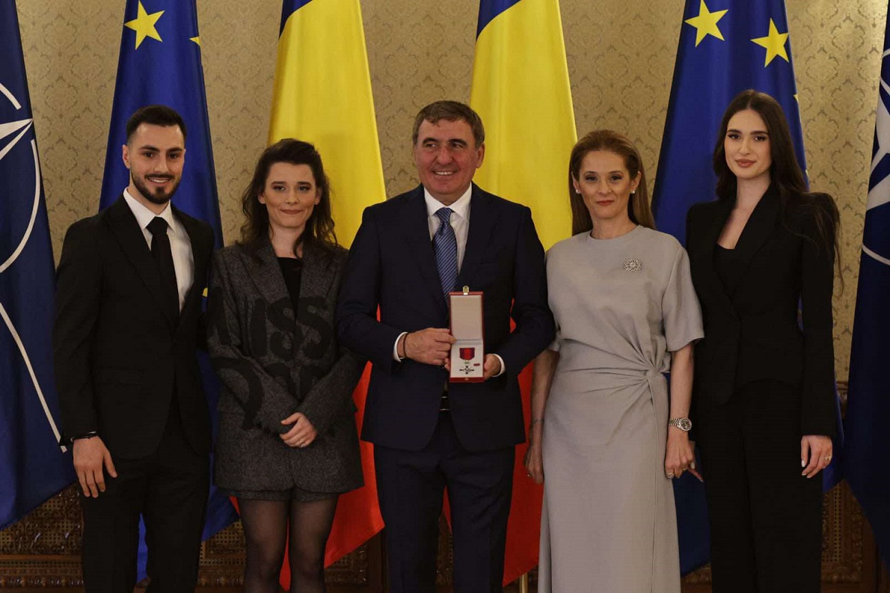 Marilena Hagi, apariție elegantă alături de Gheorghe Hagi, care a fost decorat. Cât costă pantofii pe care i-a asortat la rochia gri cu crăpătură pe picior