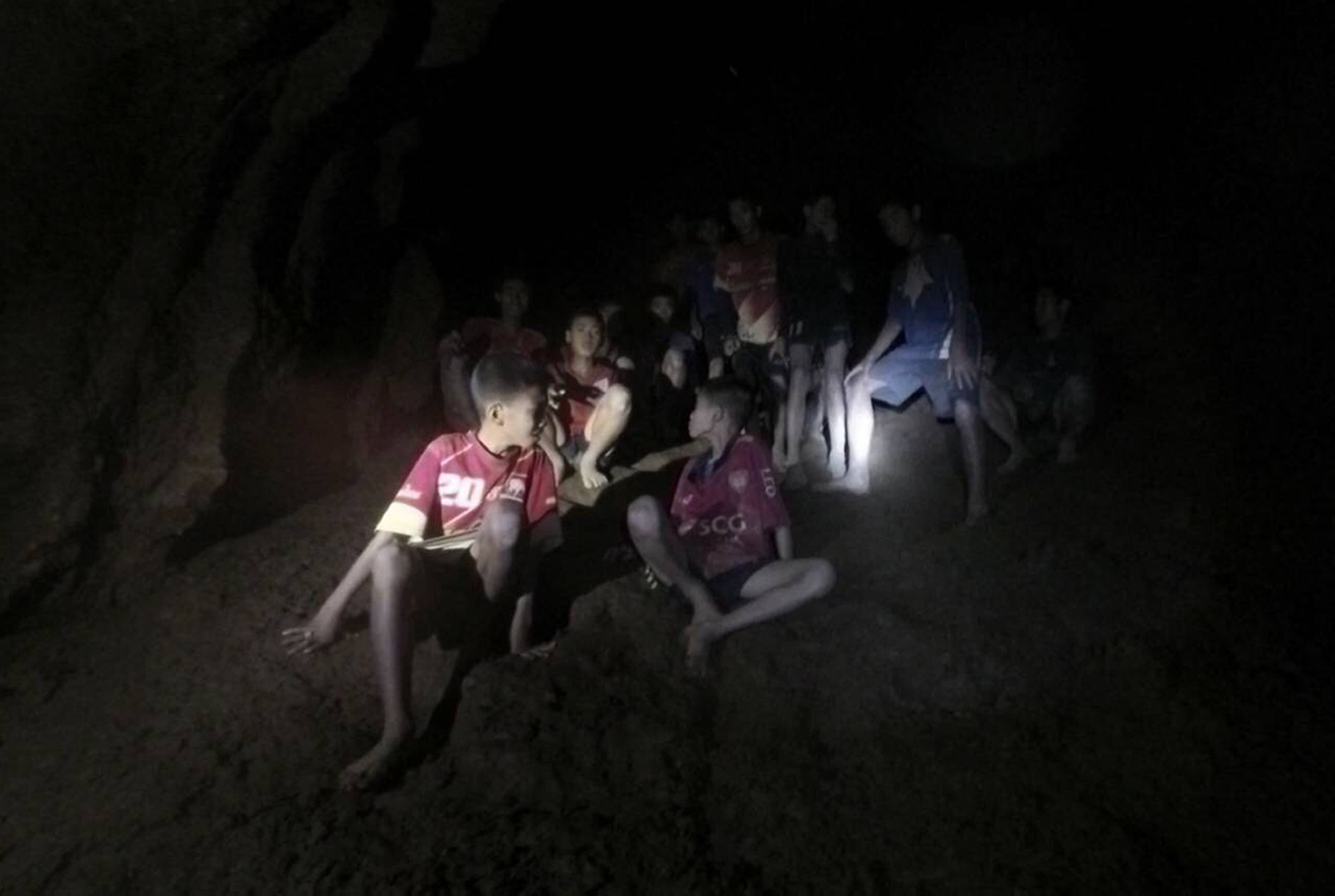 FOTO | Situația incertă a echipei de fotbal captivă într-o peșteră din Thailanda. Ce opțiuni au autoritățile pentru salvarea copiilor